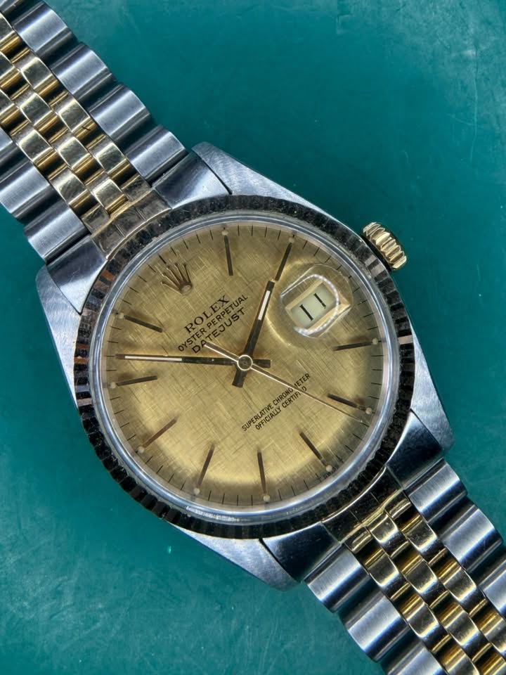 May be an image of wrist watch and text that says 'ROL ROLEX ROLEX CHRONO CERTIF CERTIFI SUP PERLATIVE PERLICIALLY OFFICIALLY OFFICIALL 6cA'