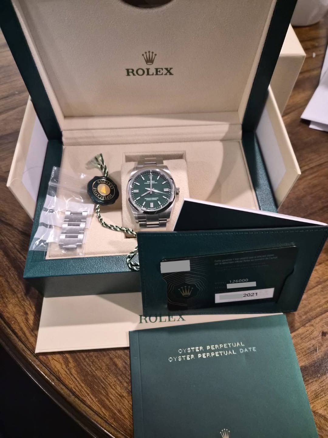 May be an image of wrist watch and text that says 'W ROLEX 열ㄹ0 202 ROLVA OYSTER OYSTER TERPERPETUAL PERPETUAL YSTERPERPETUAL PERPETUAL DATE'