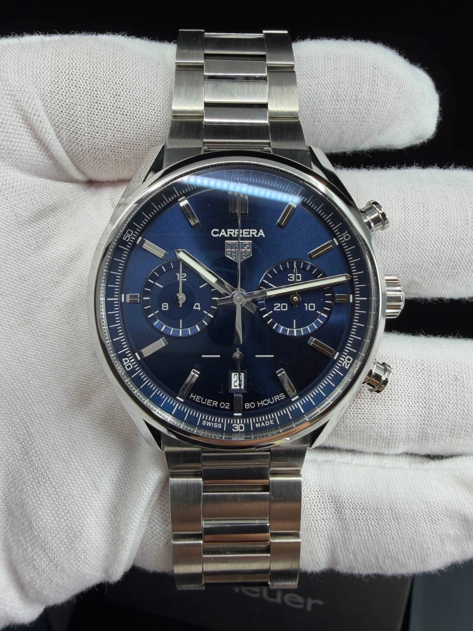 May be an image of wrist watch and text that says 'CARFERA 12 行 8 3b 4 20 10 OU F い 本 感 公 HEUER02 HOURS SWISS MADE'