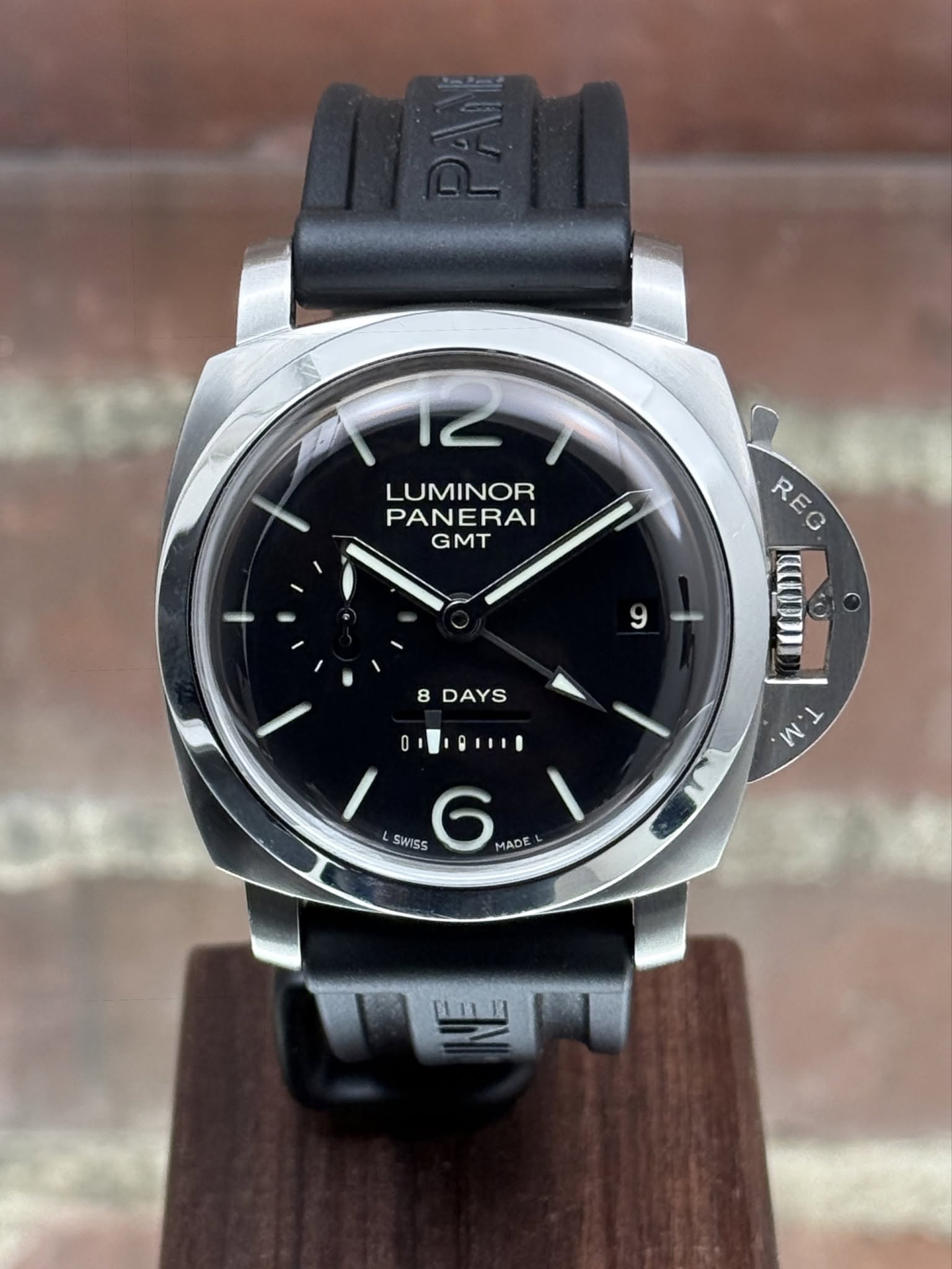 May be an image of wrist watch and text that says 'LUMINOR PANERAI GMT REO REG R ULLI WT 2. 8DAYS 8 DAYS 0 IOIIA SWISS 6 MADE WnH'