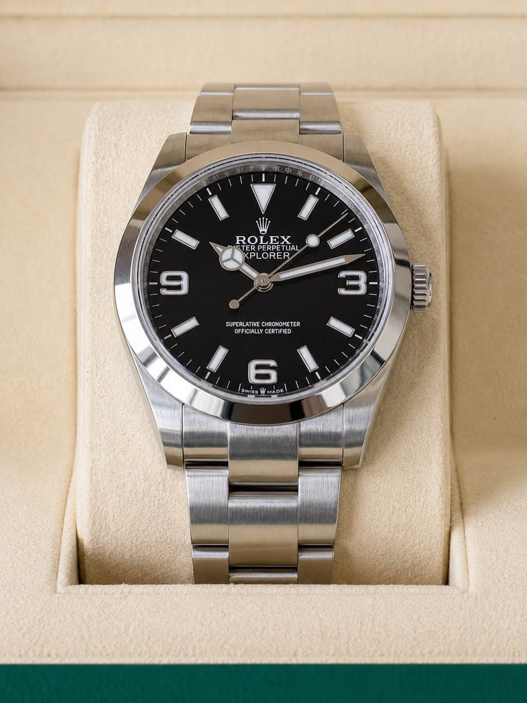 May be an image of wrist watch and text that says 'I NI ROLEX UAL ROLL TERPERPETUAI PLORER 9 M SUPERLATNVECHRCHOMETER OFFIC ICIALLY ERTIFIED SUPERLATIVE RLATIVECHRONOME ER ய்ர 6 助…