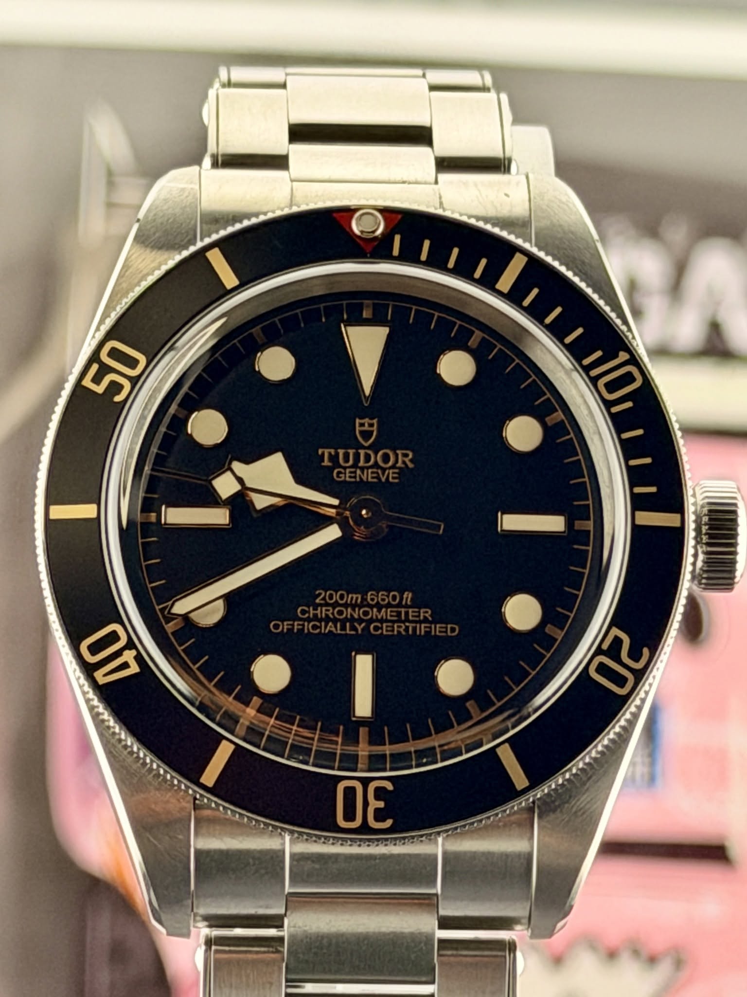 May be an image of wrist watch and text that says '50 TUDO 10 OU 20 ١ Οε'