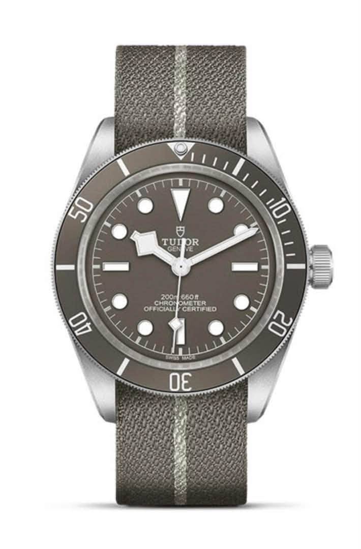 May be an image of wrist watch and text that says '50 10 TUIOR TUI GEN E 200m 660 CHRON HRO OMETE TE ER ER OFFICIALI/CERTIFIED OFF FICIALL CERTIFIED 4O 20 SWaS MADE 30'