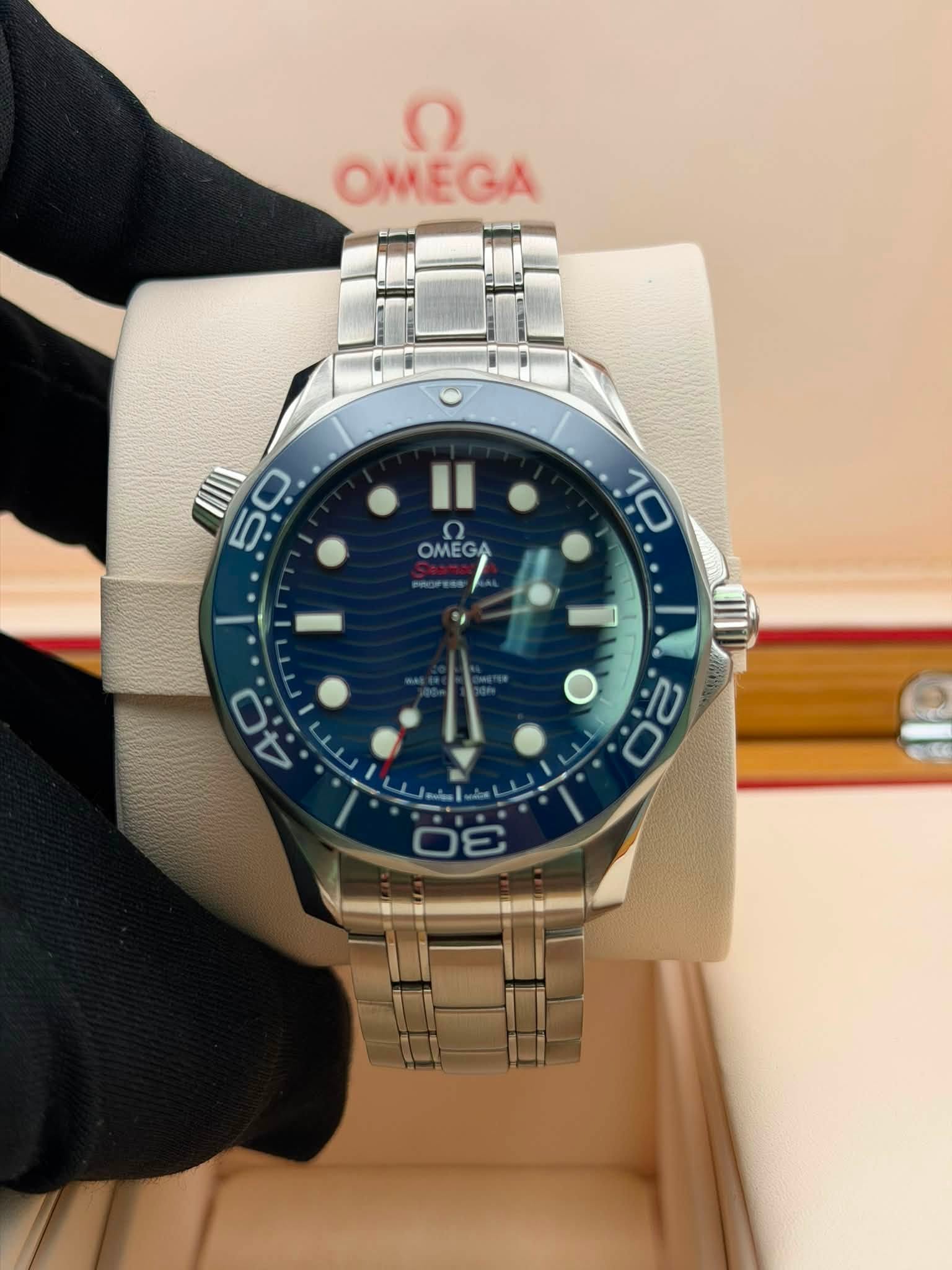 May be an image of wrist watch and text that says 'OMEGA خن OMEGA OMEGA 40 10 D OE O양 2 dE'