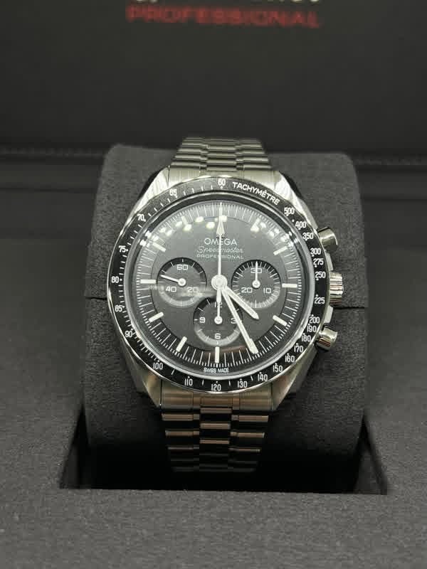 May be an image of wrist watch and text that says 'ኢባ ਹੈ OMEGA OM GA GOCPE つ. Speeamaote ΠΝ 60 80 40 P 20 60 TACHYMETRE RE ម្ាប់ 00U IS ន្ញិ 2ả5 200 ၂ & 20 D 10 9 ខ 3 6 100 HEE…