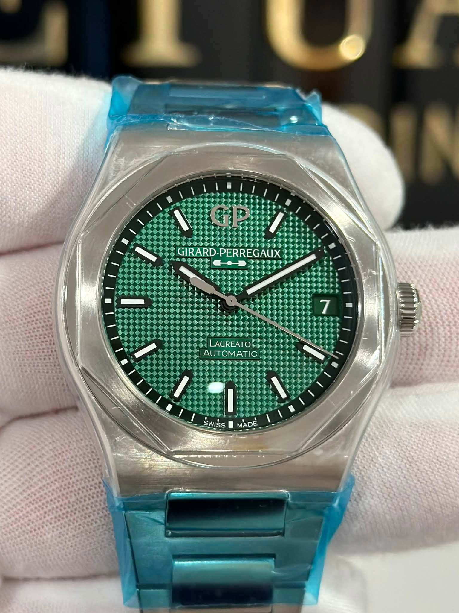 May be an image of wrist watch and text that says 'GIRARD PERREGAUX 7 LAUREATO AUTOMAT LAUREATO c SWISS MADE'