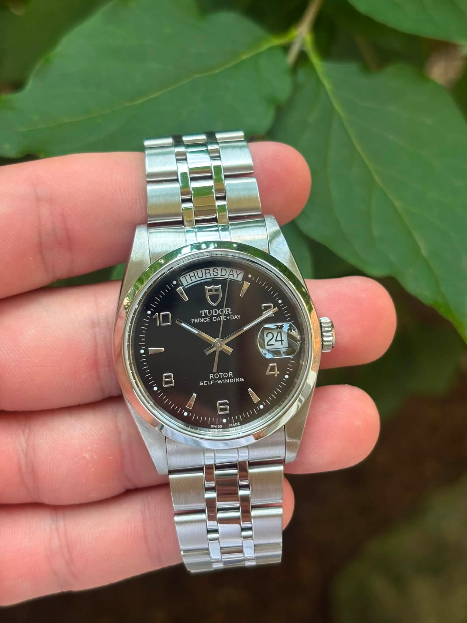 May be an image of wrist watch and text that says 'THURSDAY ن TUI UDOR RINC DATE+ DAY 0 24 תבונת 8 ROTOR 4 SEL SELF- INDIN DING 0 6 יו יוי | MADE'
