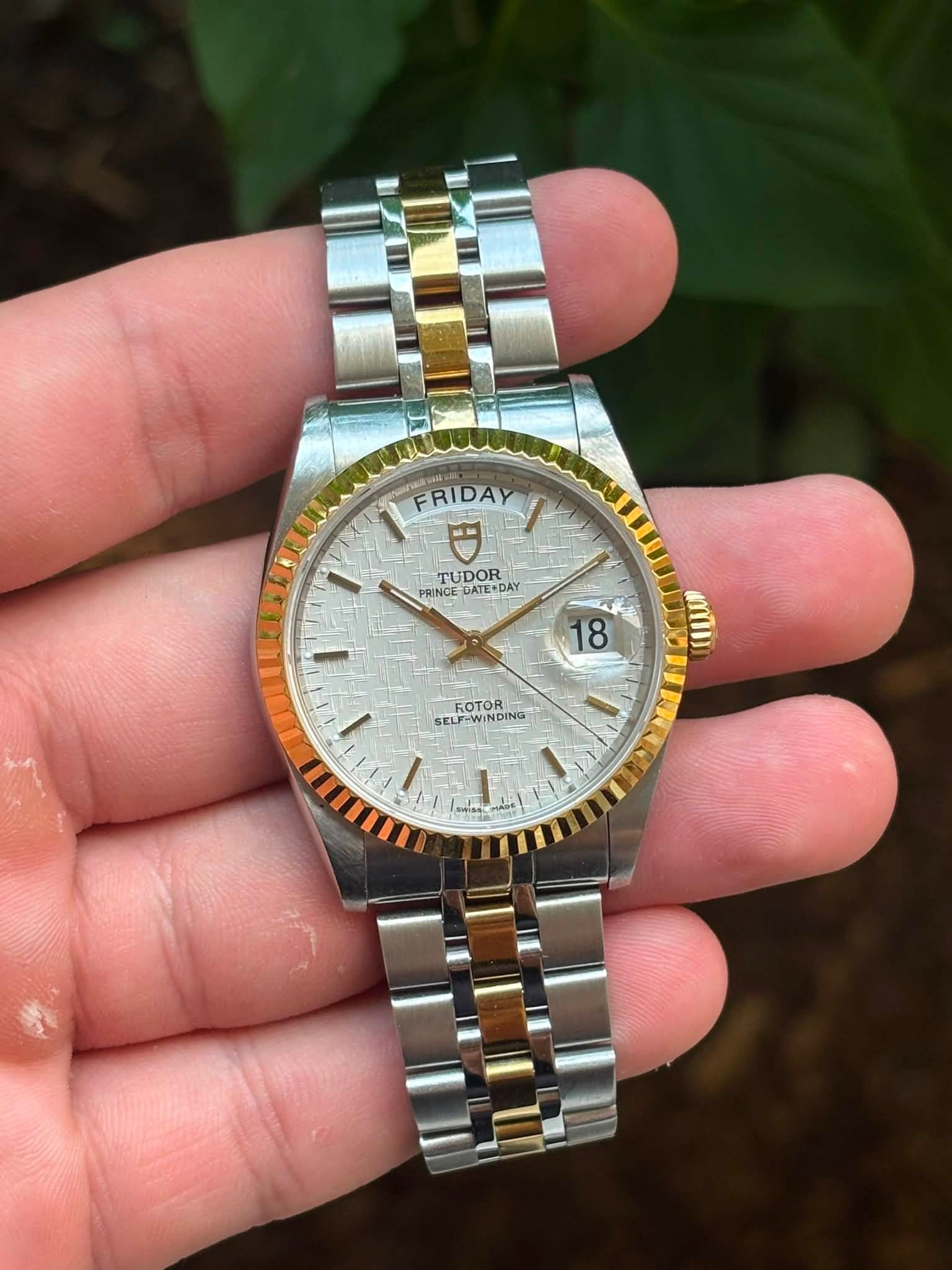 May be an image of wrist watch and text that says 'i 円 FRIDAY TUDOR PRINCE DATE+DAY 18 SELP-WINDINI SELFH WINDING FOTOR ١'