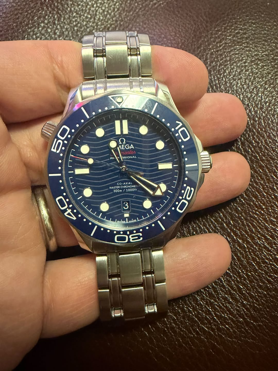 May be an image of wrist watch and text that says 'II EGA FF 10 BBIONAL 3BIE MASTER ONONE CHRONOWE 300m/ 00 سل ب4 A / 20 2 E mlck aNG 0. 0 أصر'