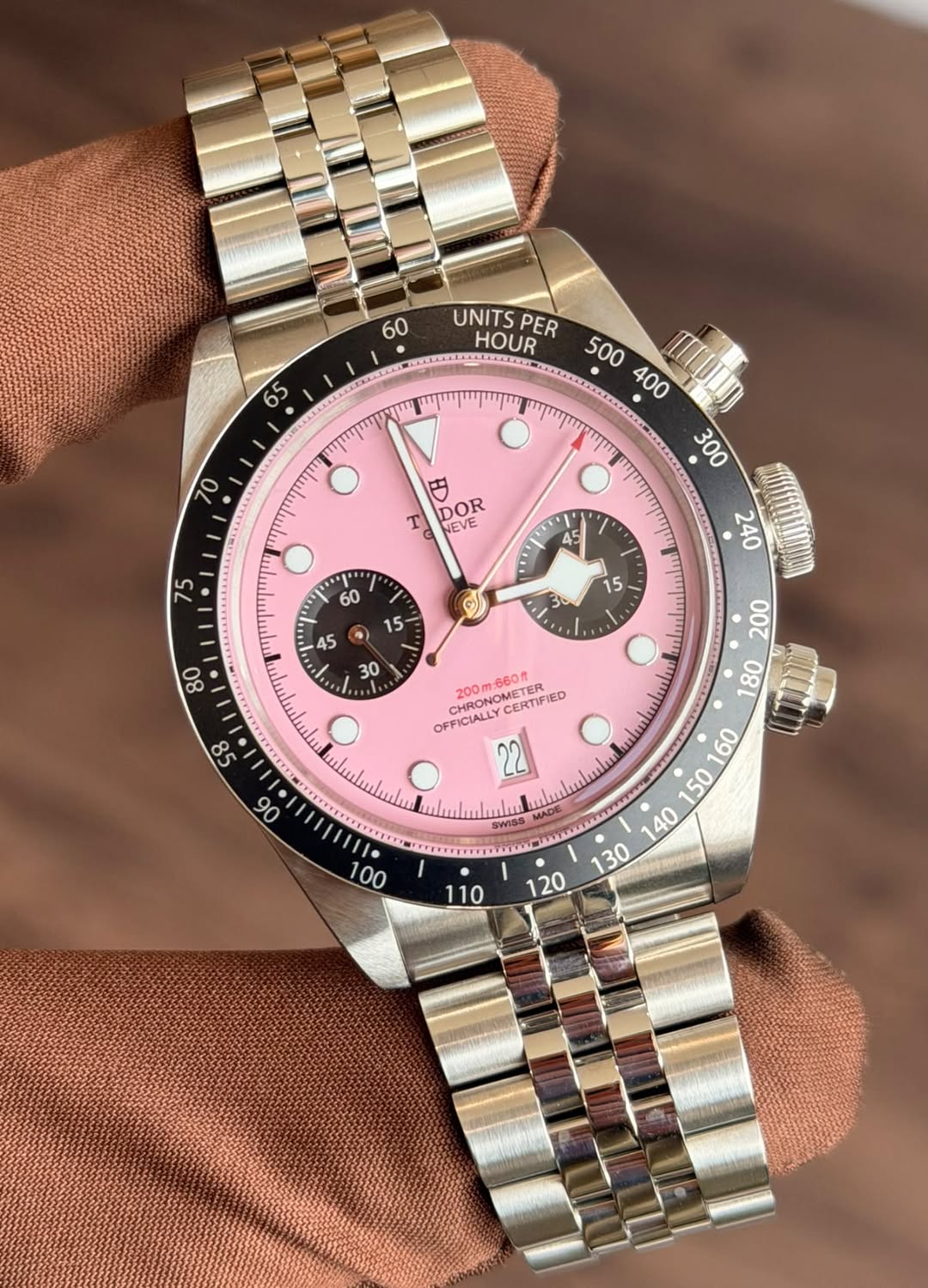 May be an image of wrist watch and text that says '60 65 UNITS NITSPER PER HOUR エAエルARり RAMIRER IIAAAEEIO tn T DOR 300 ١ S ২০ 80 30 98 CHRONO 200m.060R HRONOMETER TEE 1:660…