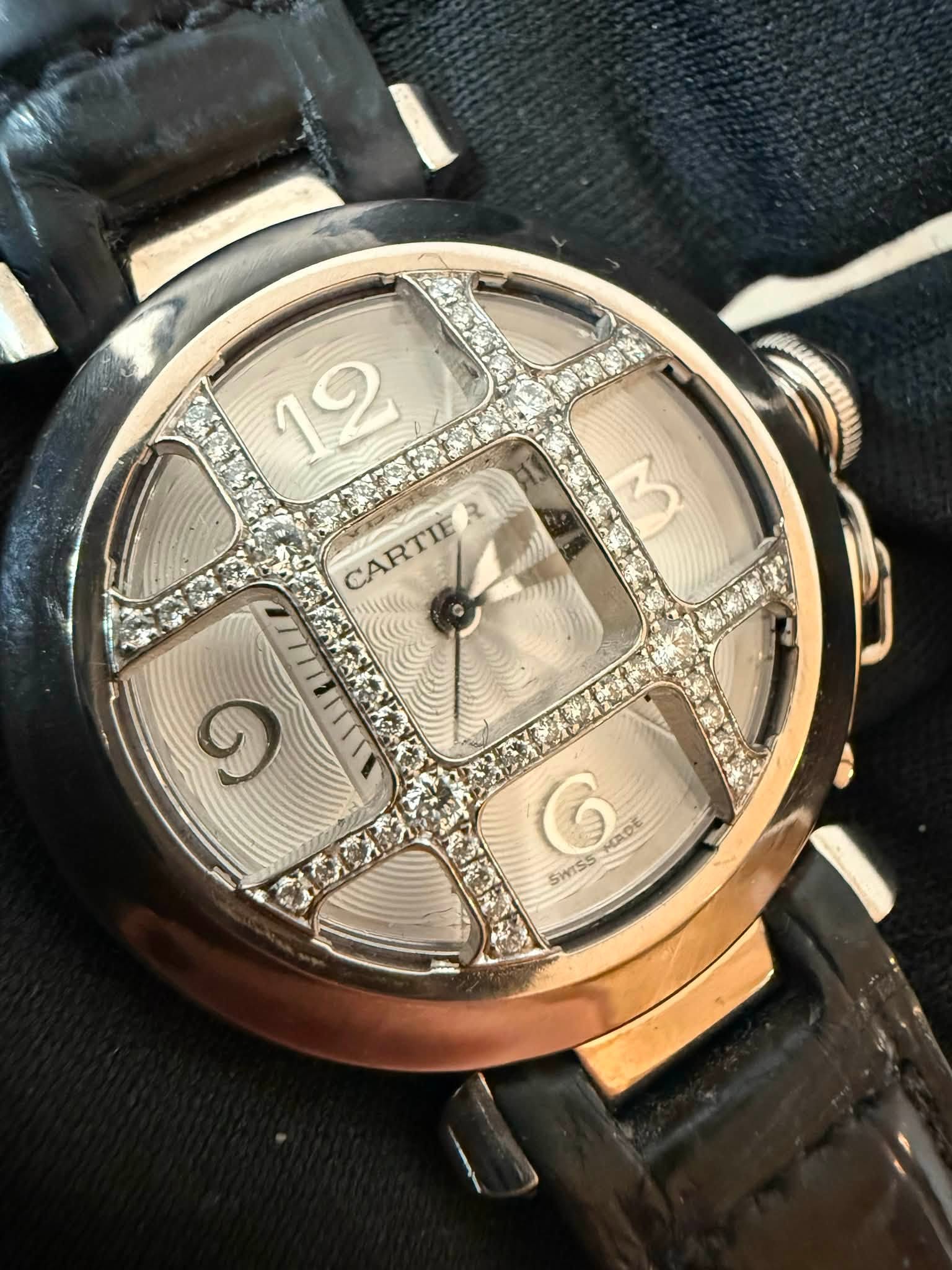 May be an image of wrist watch and text that says '12 2 CARTIE M 9 G mApe DE Non SWISS'