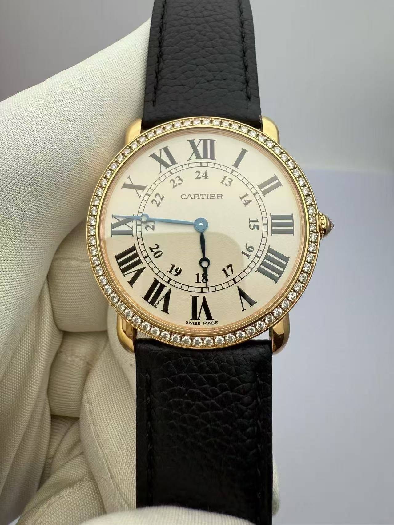 May be an image of wrist watch and text that says 'XI XII CILT I X CARTIER 14 n IX 21 15 III VIII 20 19 VI SWISS MADE MAD 16 17 18 ቅድር'