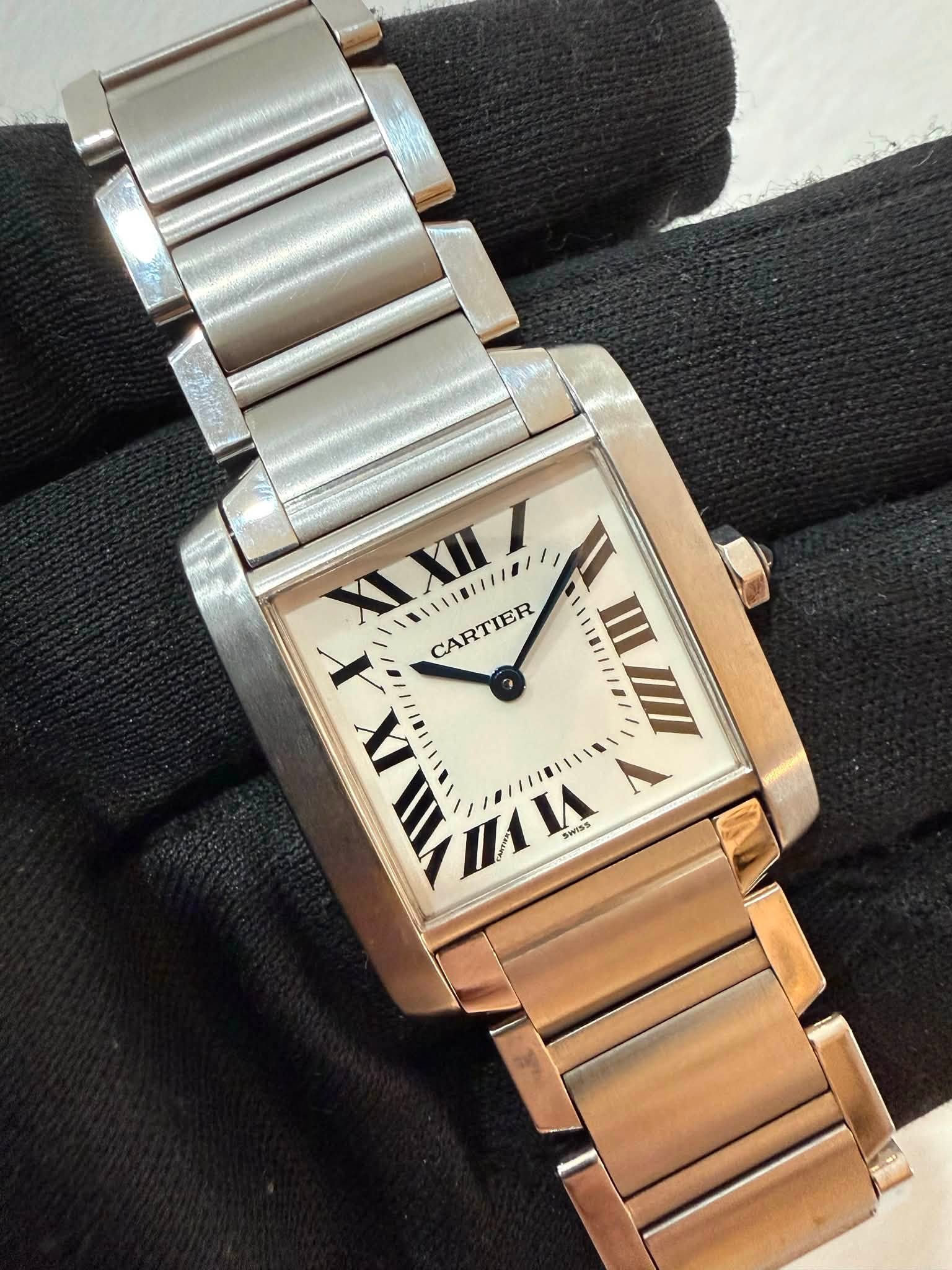 May be an image of wrist watch and text that says 'XIXIIT XIII II CARTIER II X IX 11118/1 III VIIX AU ን ٨ SwISs'