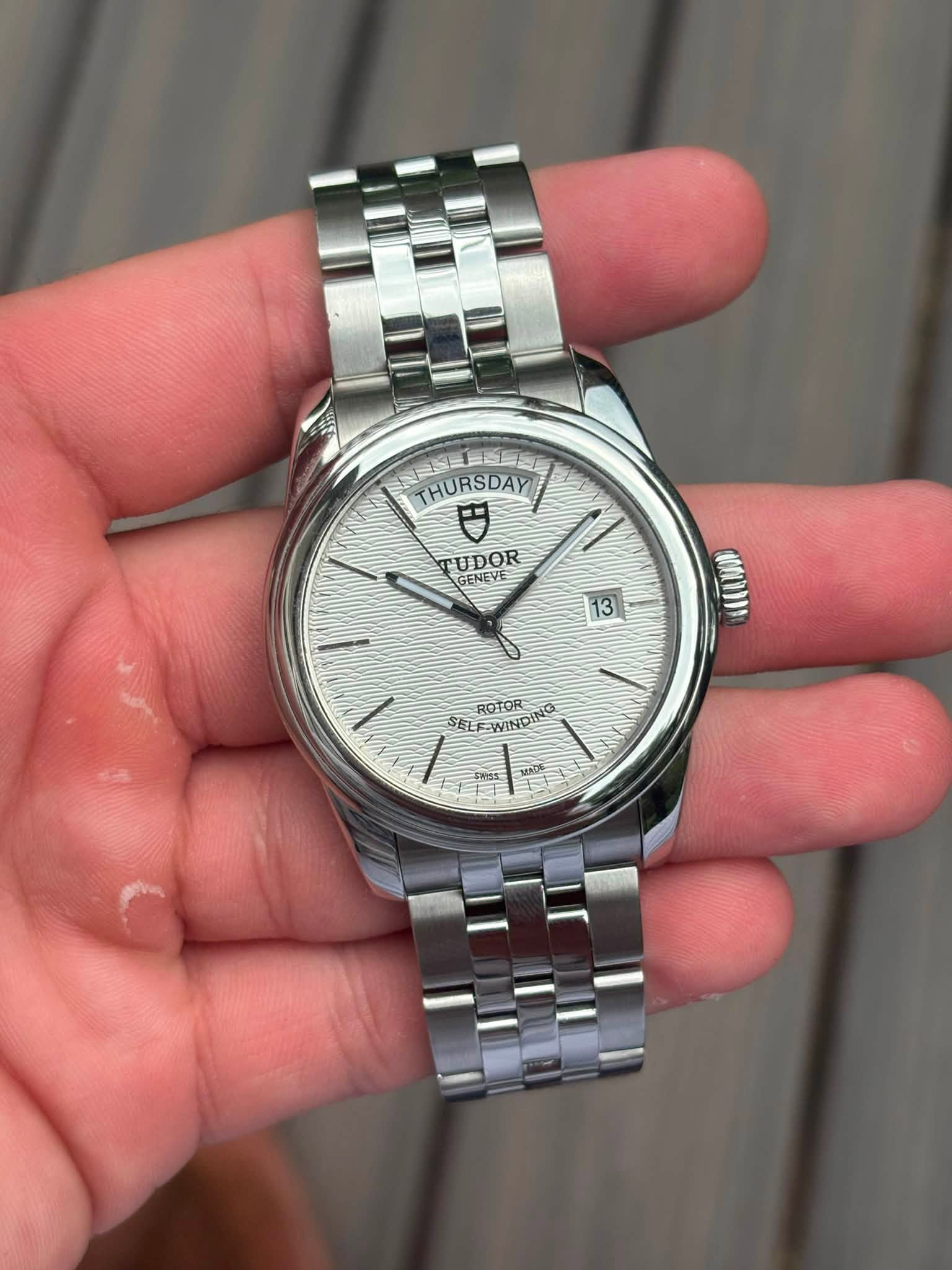 May be an image of wrist watch and text that says '三馬商 THURSDAY TUDOR GENEVE ROTOR -WINDING ۱ SELF-WINDING SEL'