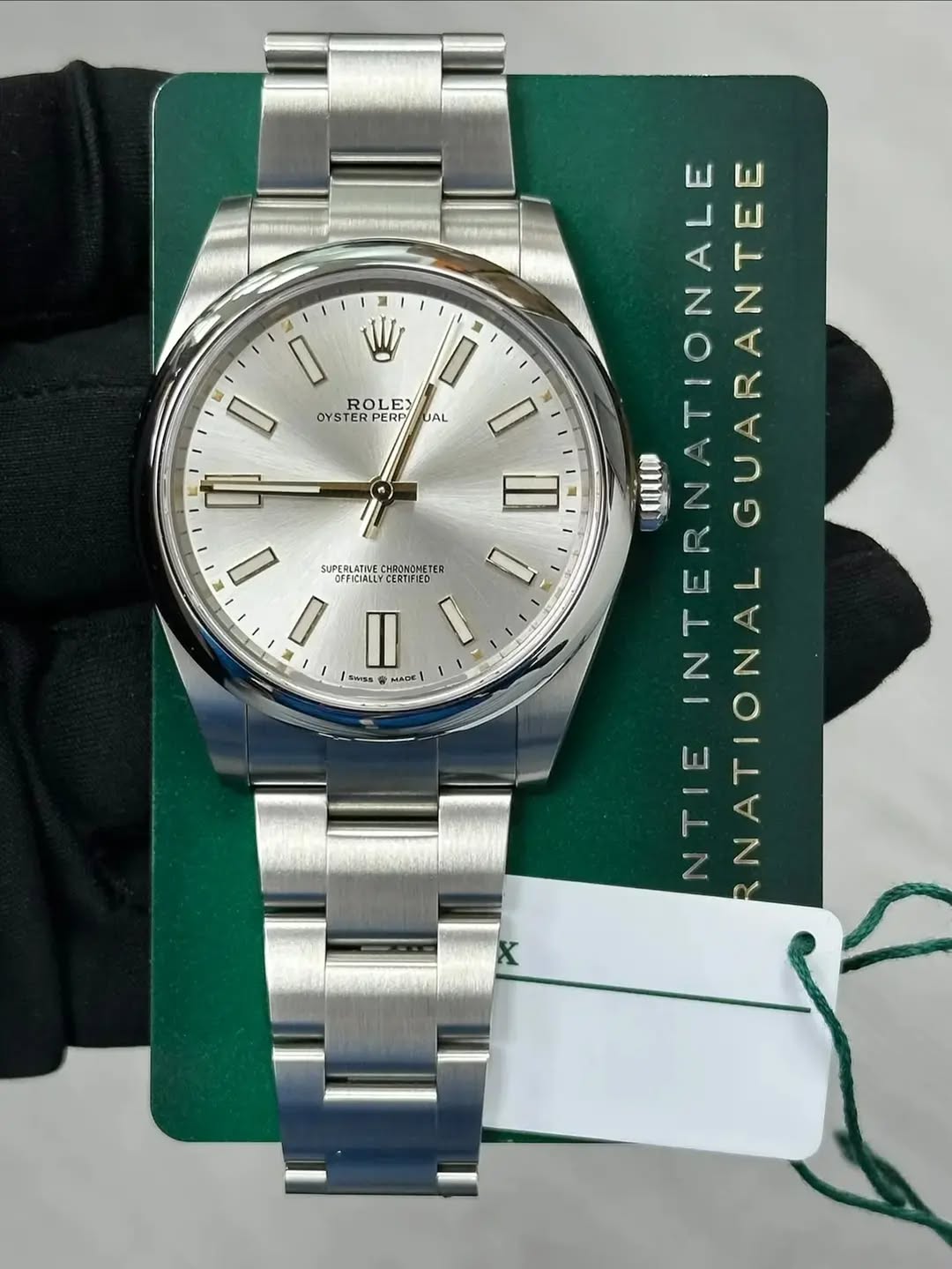 May be an image of wrist watch and text that says 'I W I ROLE OYSTER PERP UAL ATIONALE E anm NTERNATIONALE ATRAN o FONERNATIONAL SUPERLATIVE CHRONOMETER GUARANTEE GFFICIALLY CE…