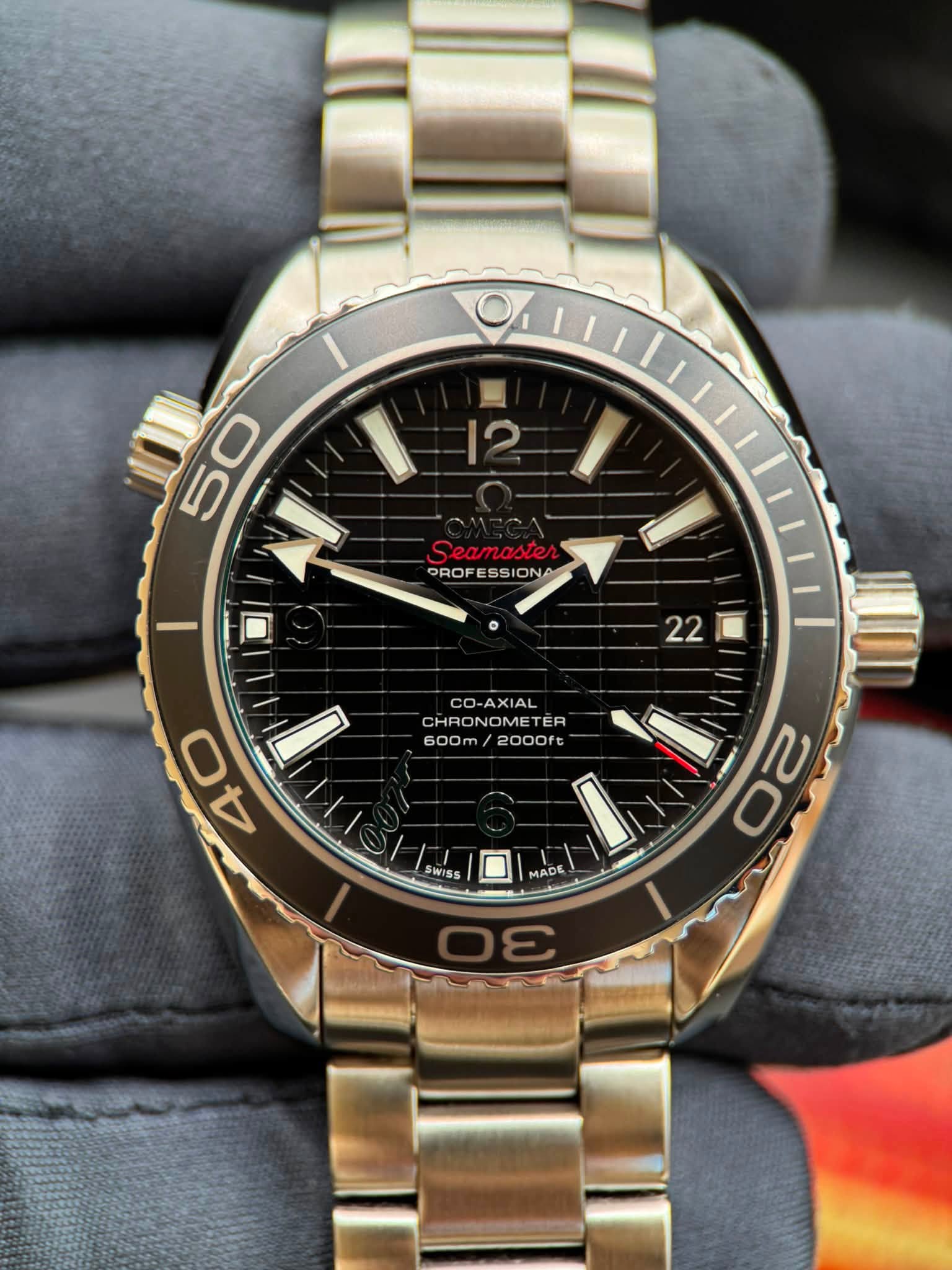 May be an image of wrist watch and text that says 'amasie PROF ss IONA OROFESSIONA NA 22 CO-AXIAL CHRONOMETER NOMETER ER CHRC 600m 2000ft 20 ព0 O 40 D 4 SWISS SWISS MADE'
