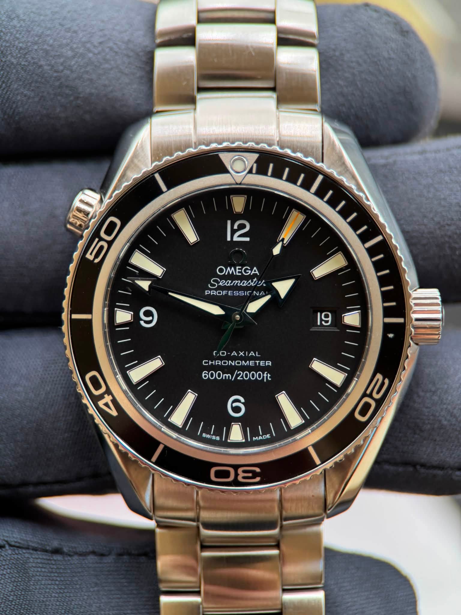 May be an image of wrist watch and text that says '12 50 19 OMEGA Seamasis ジ PROFESS FESSIC NA PRO 9 CHRONOMETER ONOME 40 Π امعالااا I 6 CO-AXIAL 600m/2000ft 2000ft 600m/ SWISS…