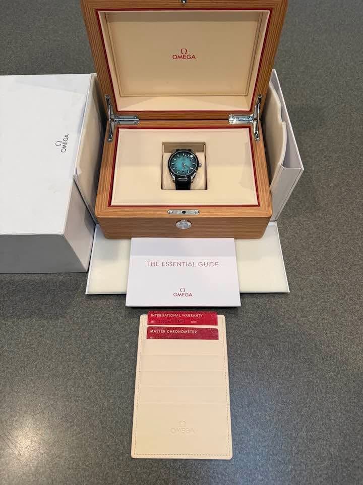 May be an image of digital watch, phone and text that says 'OMEGA O OMEGA Lir OMEGA CROsE THE ESSENTIAL THEESSENTIALGUIDE GUIDE OMEGA INTERNATIONALWARRANTY INTERNATIOKALWARRANTY…