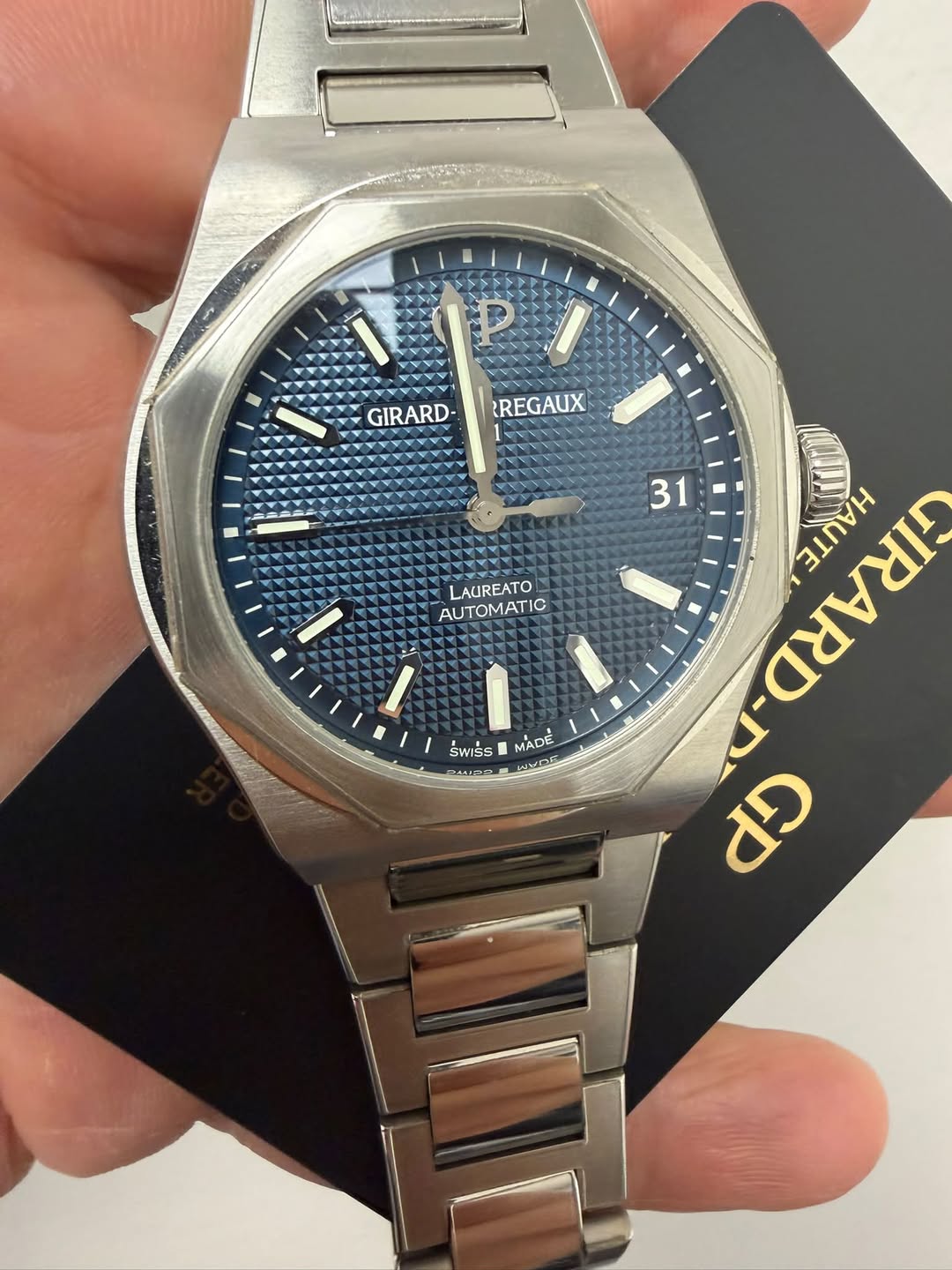 May be an image of wrist watch and text that says 'GIRARD- REGAUX LAUREATO AUTOMATIC 10 IC AUT TOMAT 31 1小 年 HAUTE כג SWISS MADE メ〇ー ='