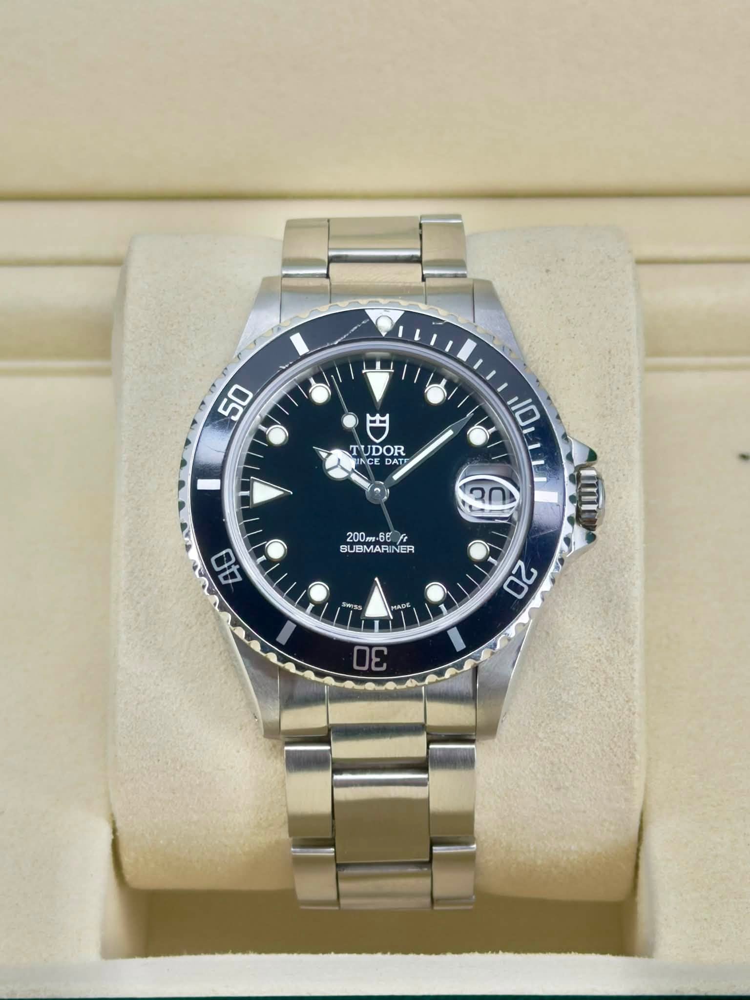 May be an image of wrist watch and text that says '50 TUDOR INC 10 an 200T.u-BE UARINR fe 200m e SUBMARINER 40 เพม 中溫 mAp6 20 30'
