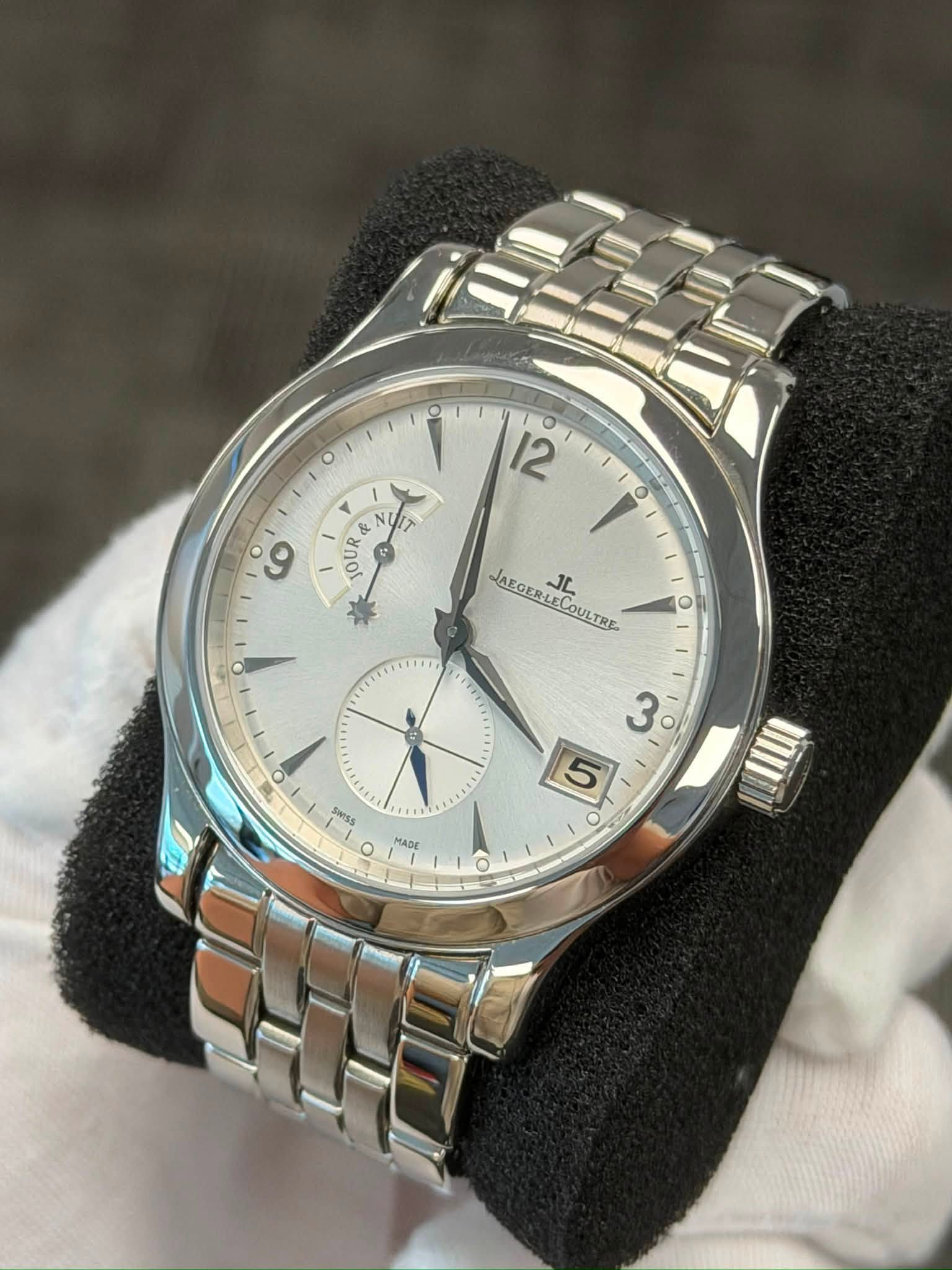May be an image of wrist watch and text that says 'O O 12 R JOUR& & J00 O ف JAEGER JAEGERLECOULTR AEGERLELOULTRE جه LECOULTRE JL O TILED O 3 O 5 ទទភថ a MADE G LADE O'