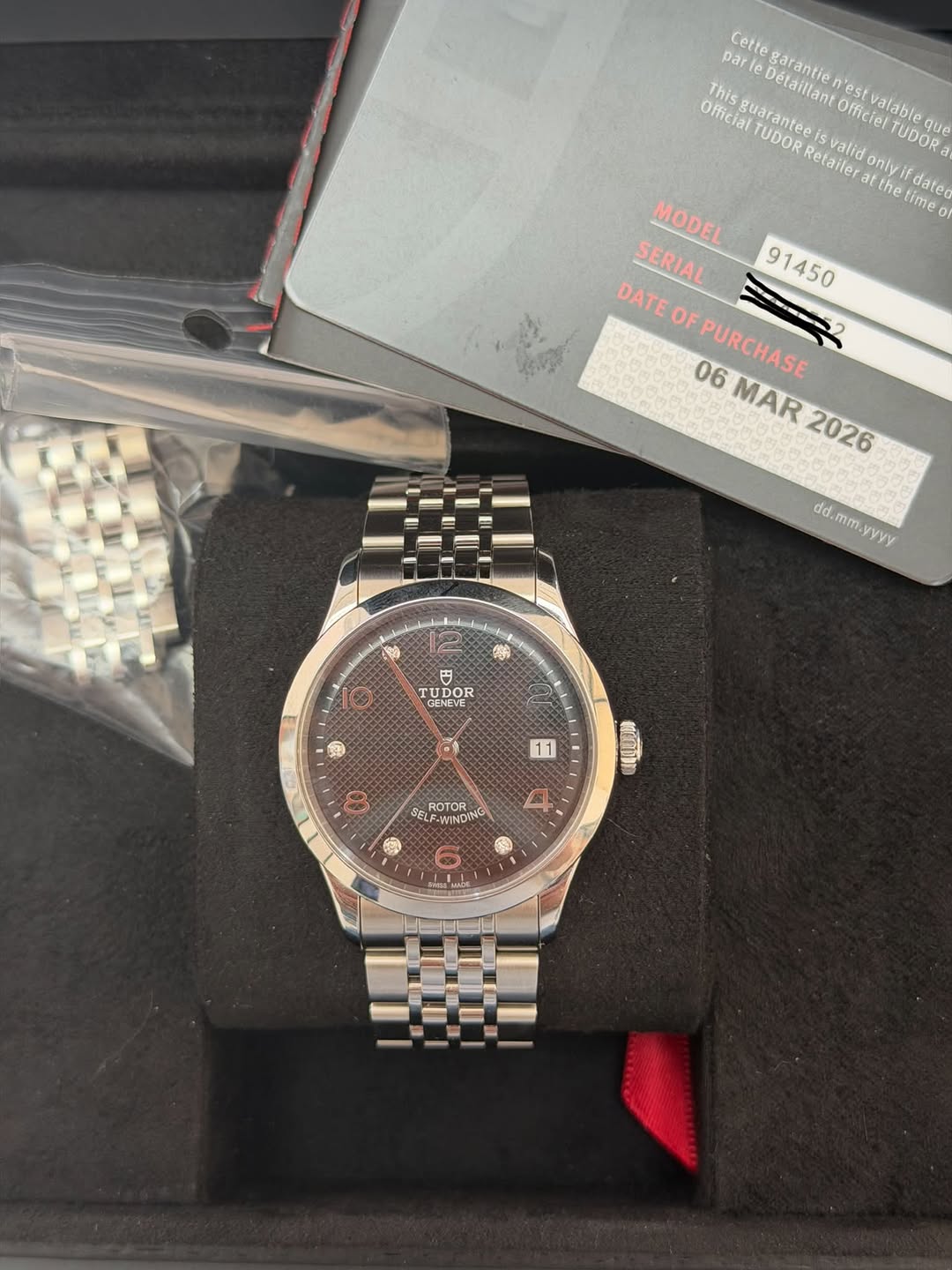 May be an image of wrist watch and text that says 'parle garantie Détaillan 'est Official guarantee TUDOR svalido Oficiel Officiort valable TUDOR TUDORa Retailer Hleratthe only…
