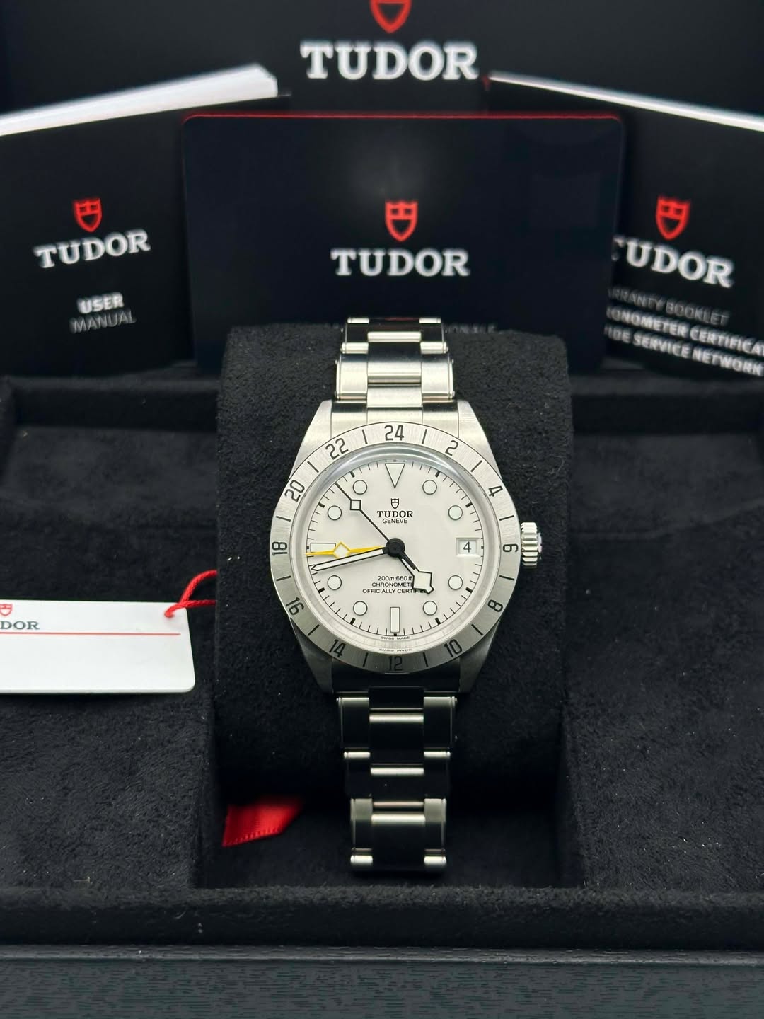 May be an image of wrist watch and text that says 'TUDOR TUDOR USER JAL MAWI TUDOR UDOR ONOMETERCERTIFICA DE INOWETER TE徒 DORI SERVICE CERTIFIE NETWORN 24 22 أدء 20 2 أ o O 4 守…