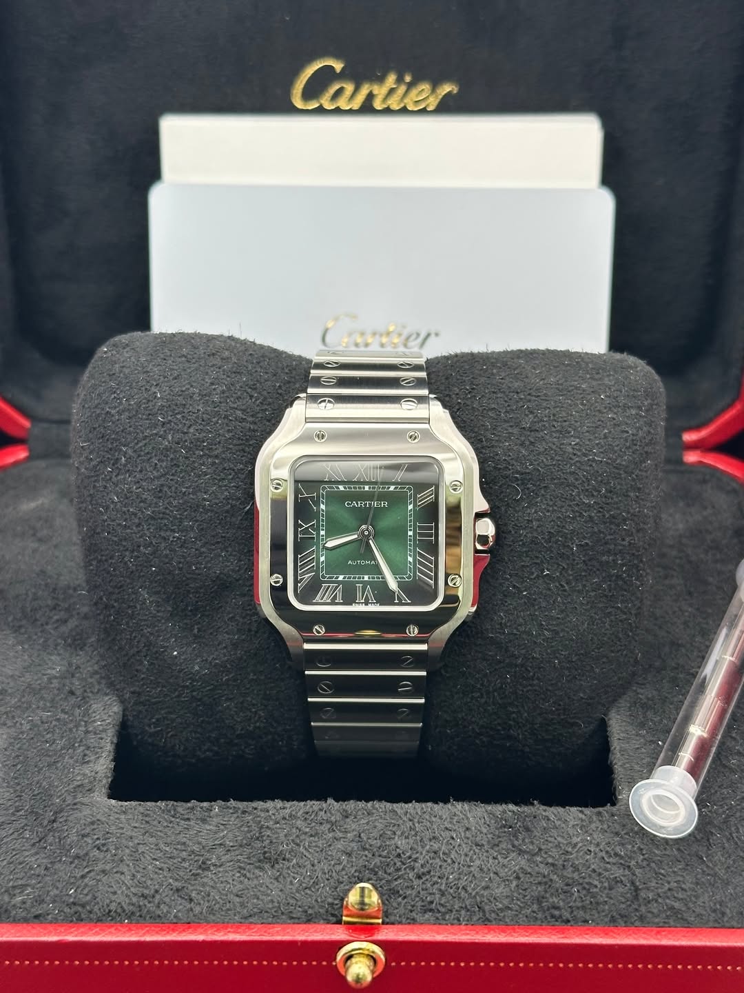 May be an image of wrist watch and text that says 'Cartier Cradier ® T G CARTIRA O MITUMA 보편 - O'