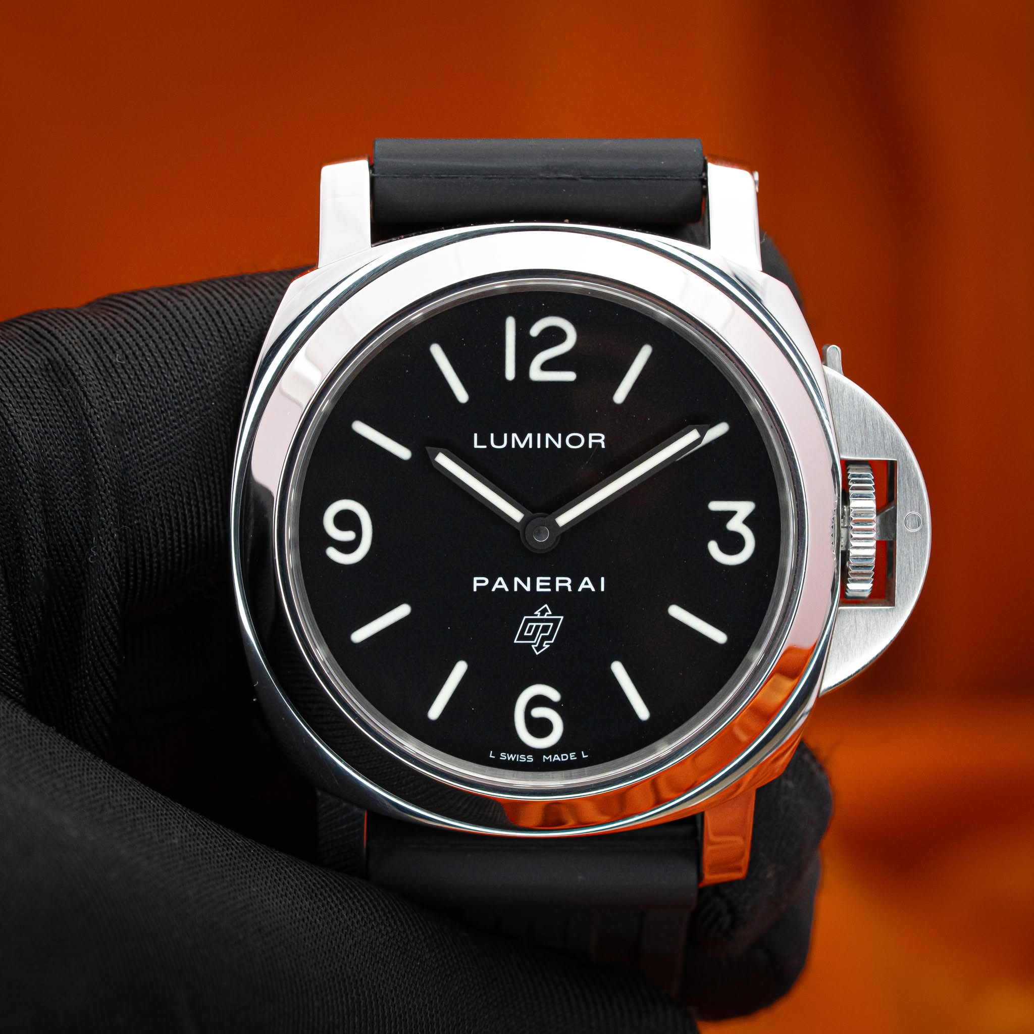 May be an image of wrist watch and text that says 'I /12 12 LUMINOR 9 PANERAI 3 וכום 9 UELEEDIN 6 SWISS MADE'