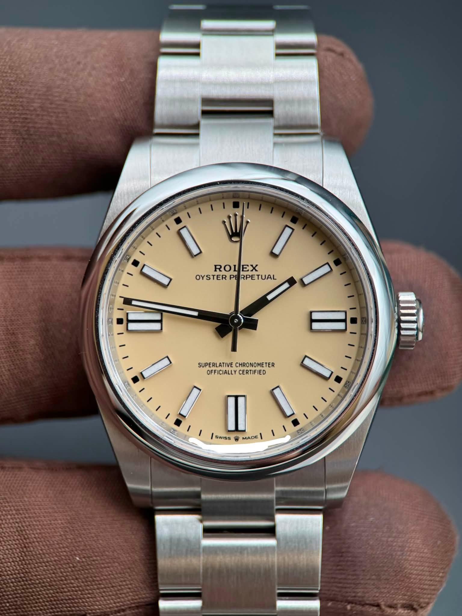 May be an image of wrist watch and text that says 'ROLEX OYSTERI PERPETUAL OYSTERPIRPETUAL PE I II · BIIIII SUPERLATIVE SUPERLATINECHRONONETER CHRONOMETER OFFICIALLY…