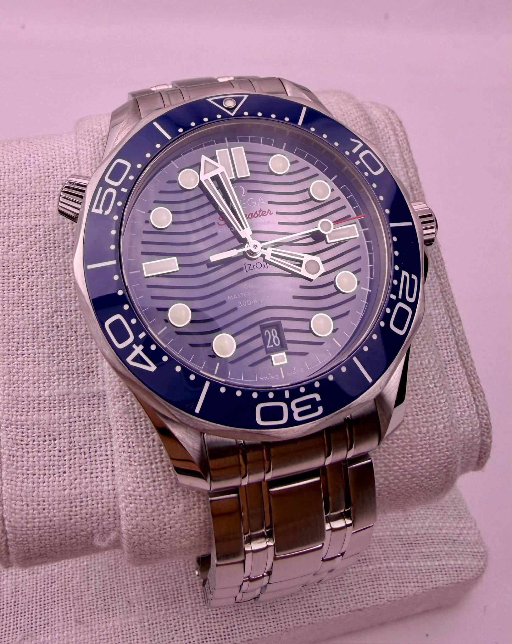 May be an image of wrist watch and text that says 'MIN 50 10 Α raster [Z:Oil 10። MA3b MASTE 100m ن ό 3'