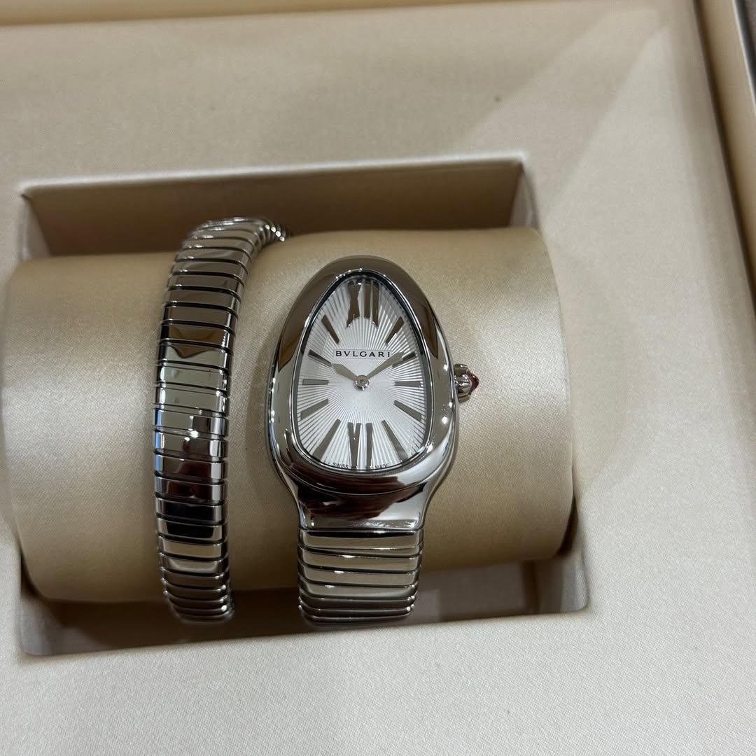 May be an image of wrist watch and text that says 'BYLCAR G'