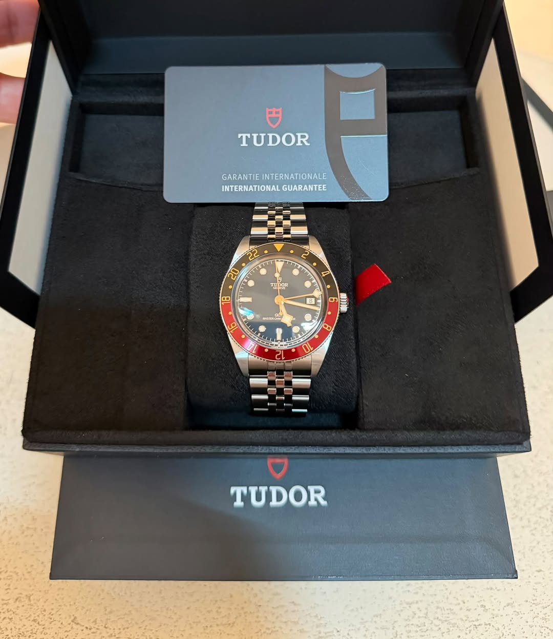 May be an image of wrist watch and text that says 'TUDOR GUARANTEE F GARANTIE GARANTIEINTERNATIONALE INTERNATIONALE DNALE INTERNATIONAL ማ א ה 20 ICH TCH TON 安 T - B 图 فاا niiu e…