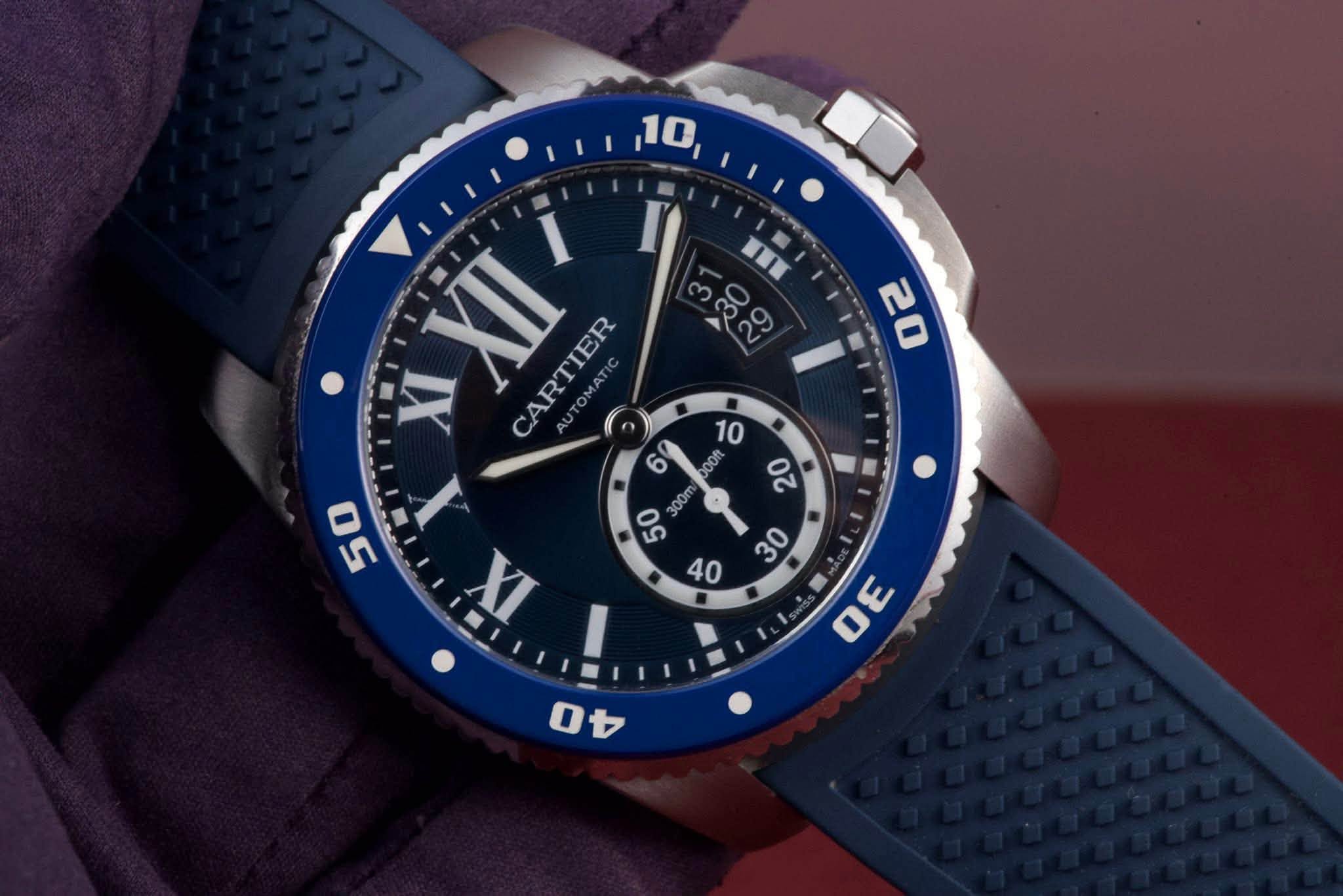 May be an image of wrist watch and text that says '10, XII CARTIER 6 09 OO0 00m ر '