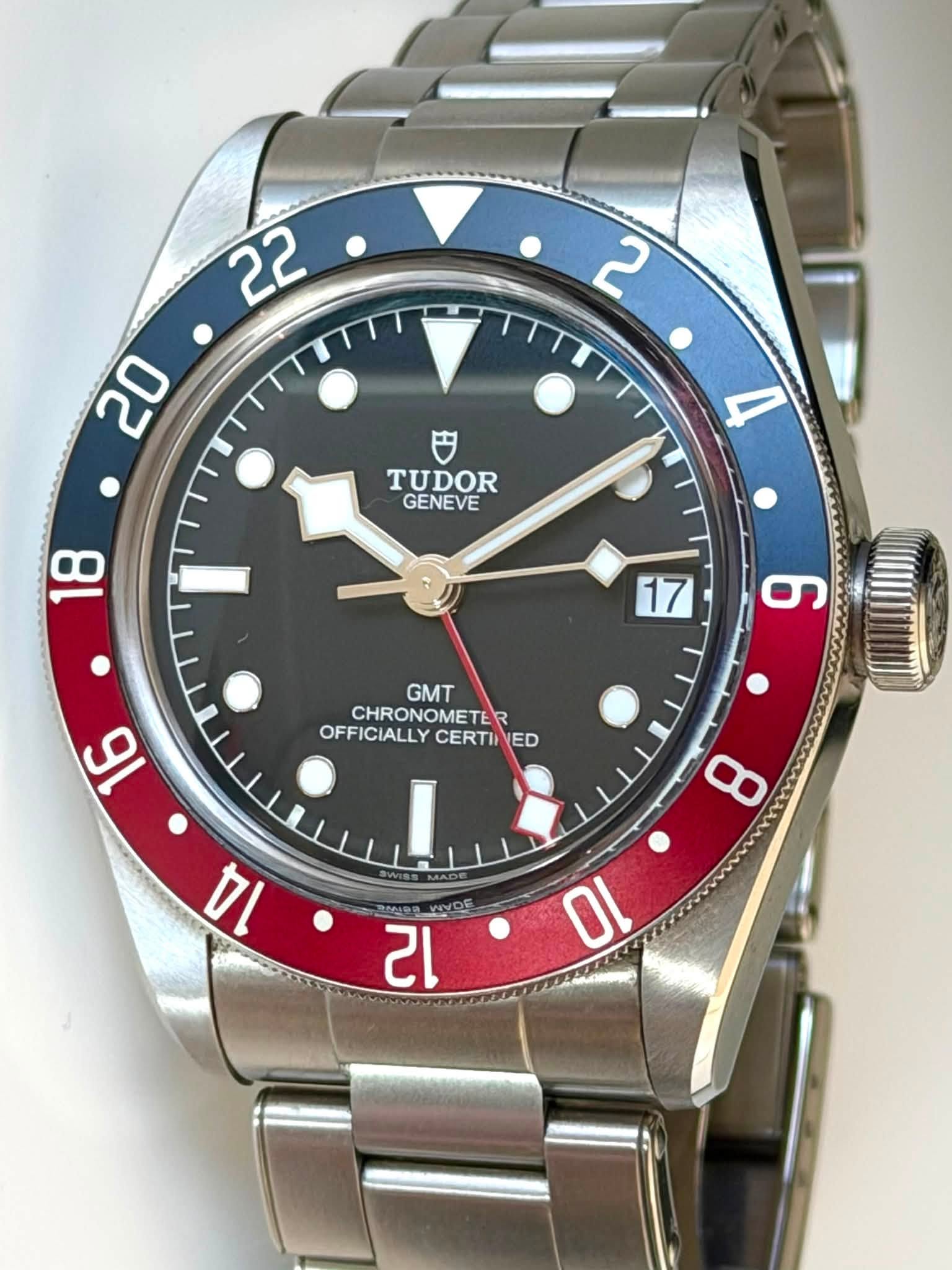 May be an image of wrist watch and text that says '22 20 TUDOR GENEVE 4 8 17 6 GMT CHRONOMETE R OFFICIALLY CERTH OFFICIALLYCERTINED ED '