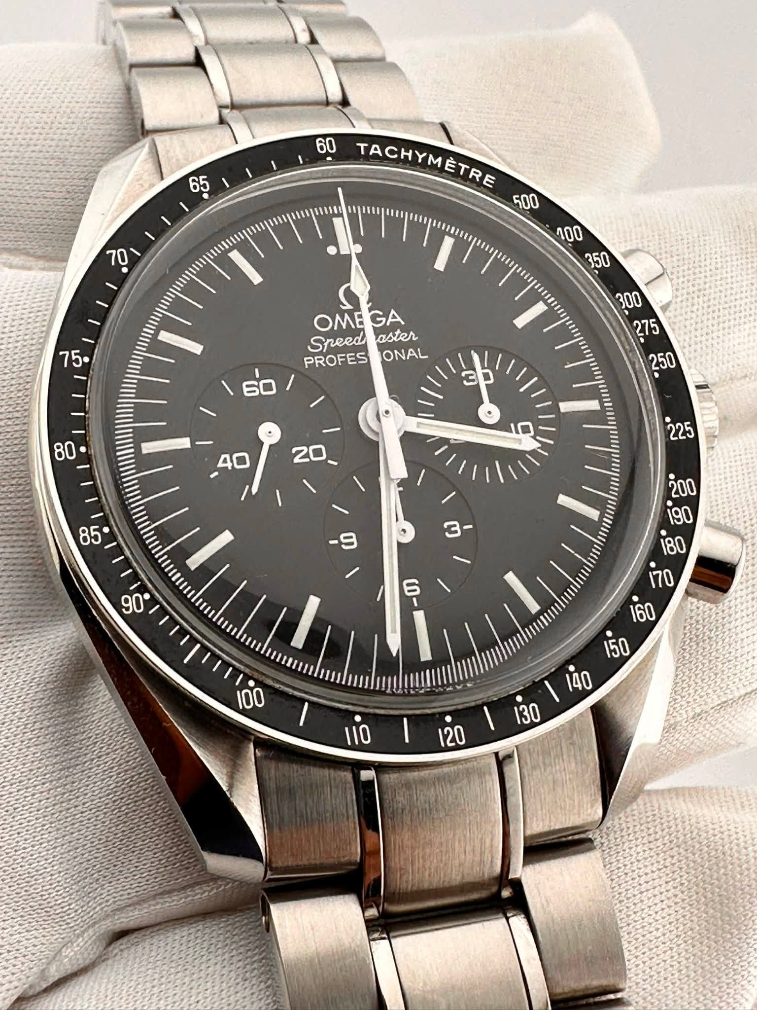 May be an image of wrist watch and text that says '65 60 TACHYMÈTRE OME OMEGA GA Speed aster PROFES ONAL زه - BUI I 120'