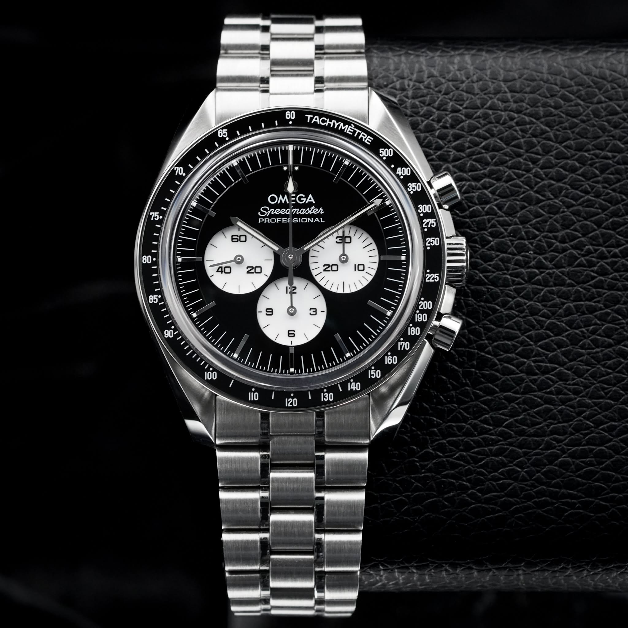 May be an image of wrist watch and text that says '05 ספ 60 TACHYMETRE RE 촉 OMEGA Sreea うあろたル R D' 300 فرا ب/ iP 9 225 3 g0 3 6 เอิ Ln P lio 120 130'