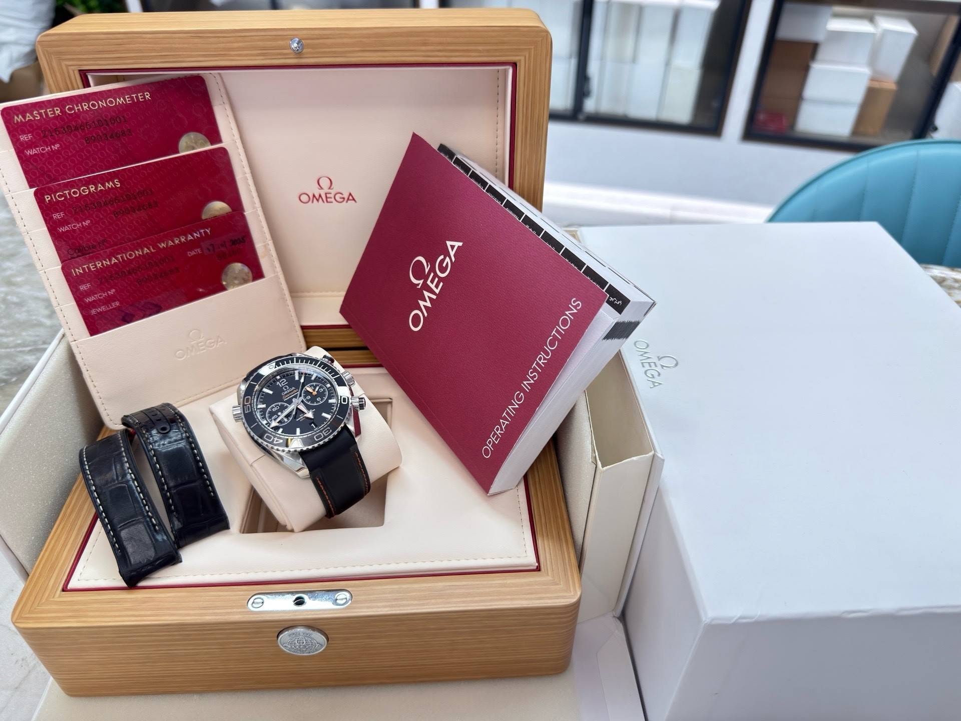 May be an image of wrist watch and text that says 'MASTER TERCHRONOMETER CHRONOMETER 理E WATOHe PICTOGRAMS WAZCHN INTERNATIONA INTERNATIONALWARRANTY IONAL 肉WたいしR មរធូ OVEGA S ل ん…
