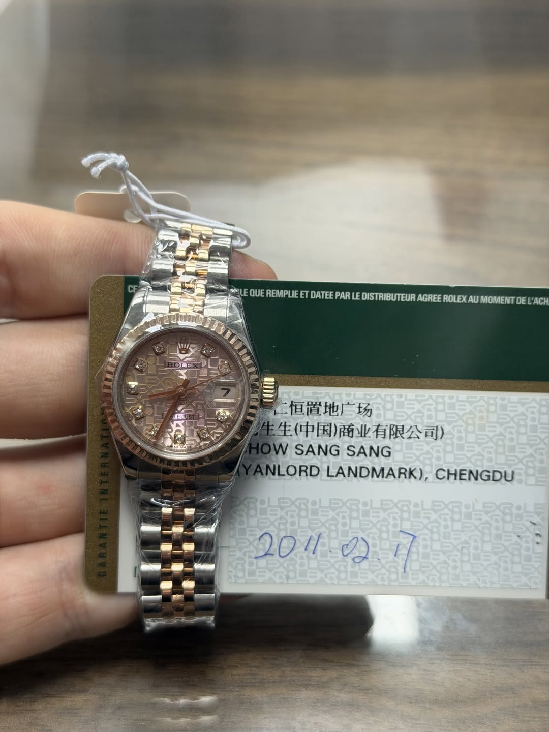 May be an image of wrist watch and text that says 'EQUE REMPLIE DATEE PARL DISTRIBUTEUR AGREE BEMERETETETERETERE ROLEX AU MOMENT DE DEL'ACH ACH IIU 已恒置地广场 恒置地广场导品 生(中国)商业有限公司) w…