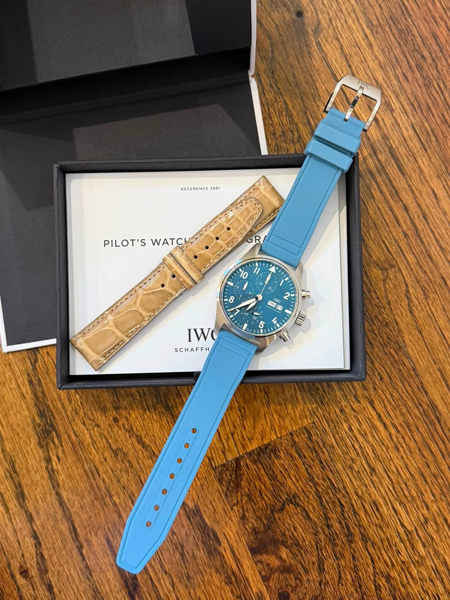 May be an image of wrist watch, saddle-stitched leather and text that says 'REFERENCE BEFERENCEJ81 1881 PILOT'S PILOT'SWATCV WATC GR - 10 E 8 A + I E ١٠٠ 15 مي E < 2 I 15 時人 6…