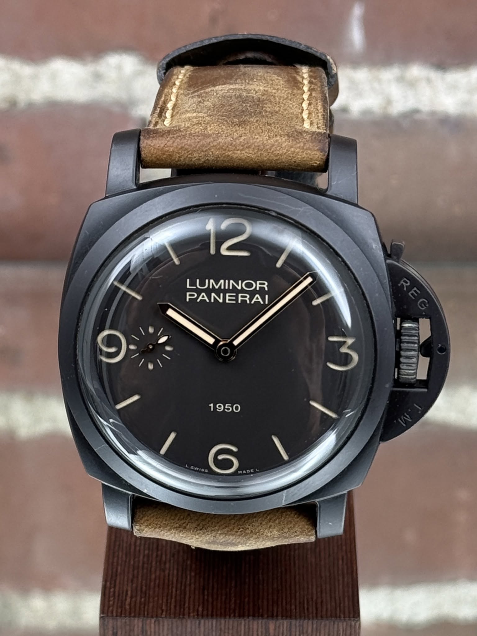 May be an image of wrist watch and text that says '12 LUMINOR PANERAI TICI! 6'