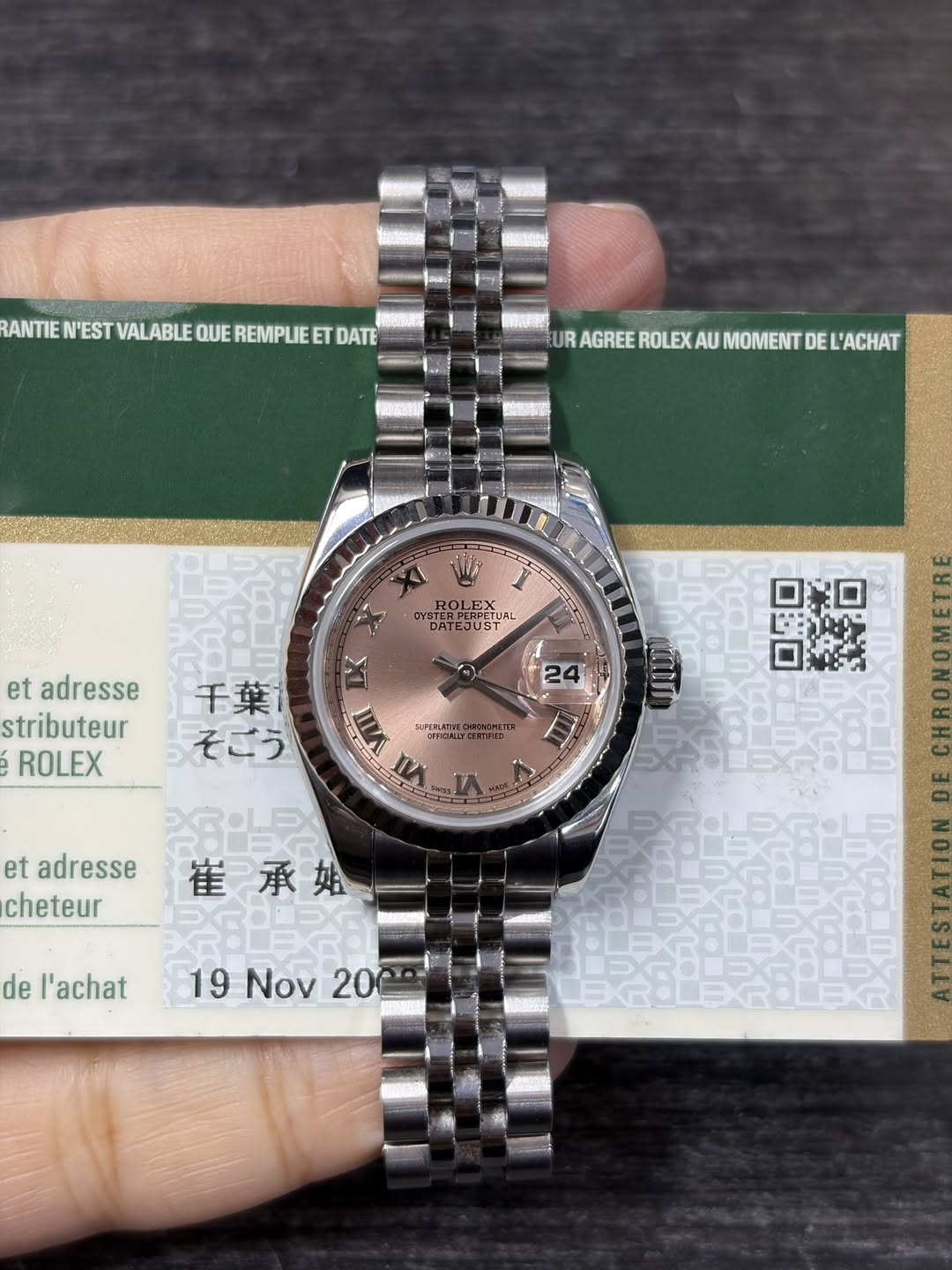 May be an image of wrist watch and text that says 'RANTIE N'EST VALABLE QUE REMPLIE ET DATE TURAGREEROLEXAUMOMENTDELACHAT UR AGREE ROLEX AU MOMENT DE L'ACHAT X EY EX TEPTIA PETUAL…