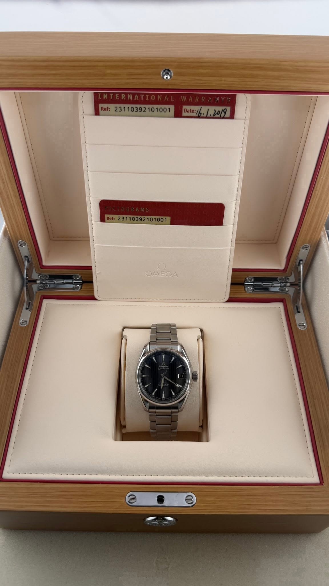 May be an image of wrist watch and text that says 'Ref: Date:/6.1.2019 Date:/ OMEGA OME'