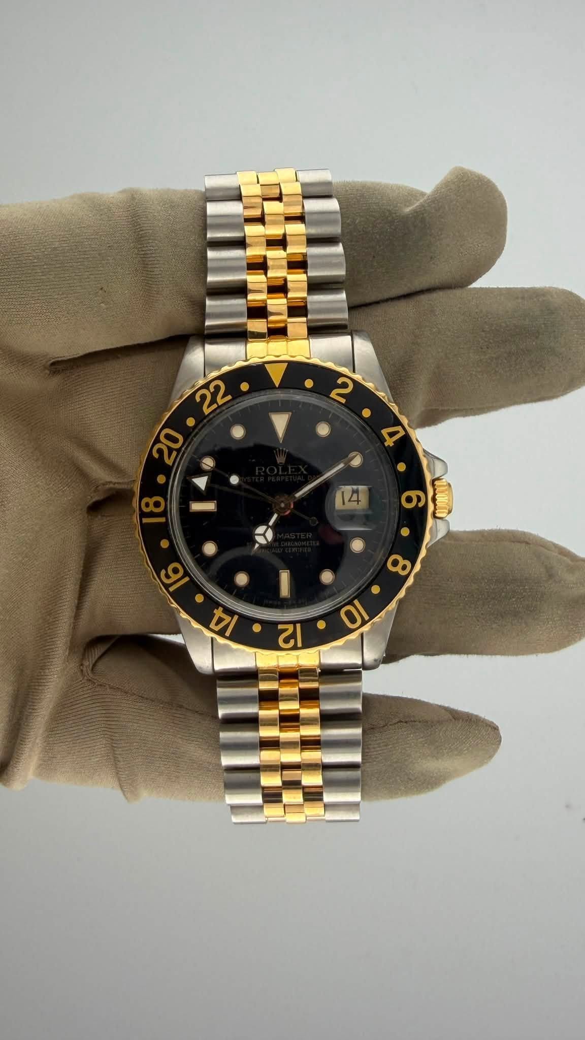 May be an image of wrist watch and text that says '22 14 6 ١۹ 10 لج'