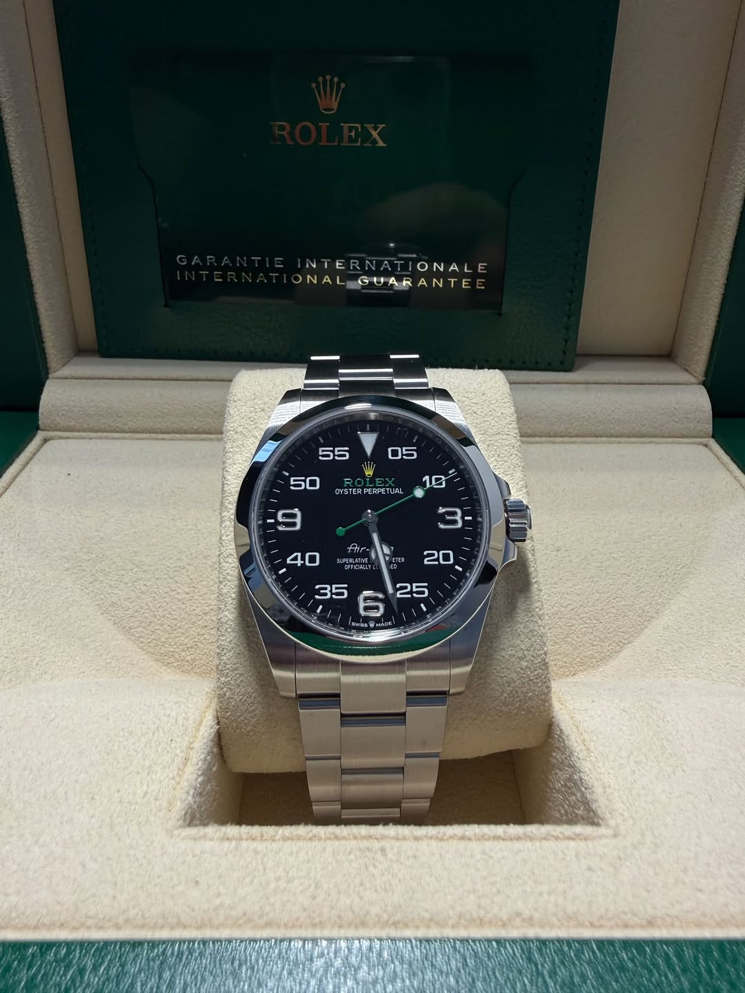 May be an image of wrist watch and text that says 'ONALE ONAL ΕA INTERNATIONALE NTE NAL_GUARANTE GUARANTE GUARA ANTEE サけ LIES wss骨u.ak!'