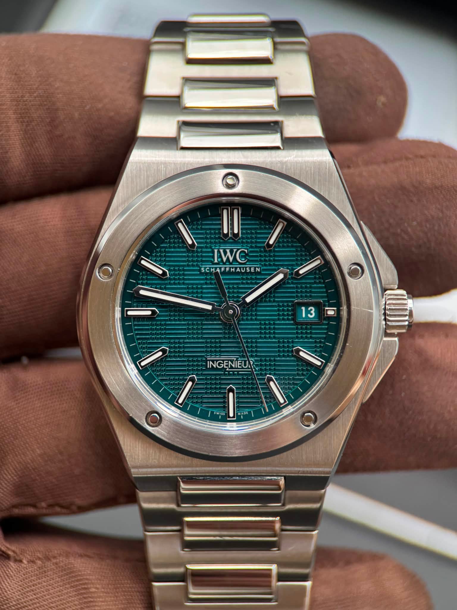 May be an image of wrist watch and text that says 'IWC SCHAFFHAUSEN SCHA O 13 130 0 ١ INGENIEU ١ Ο I O'