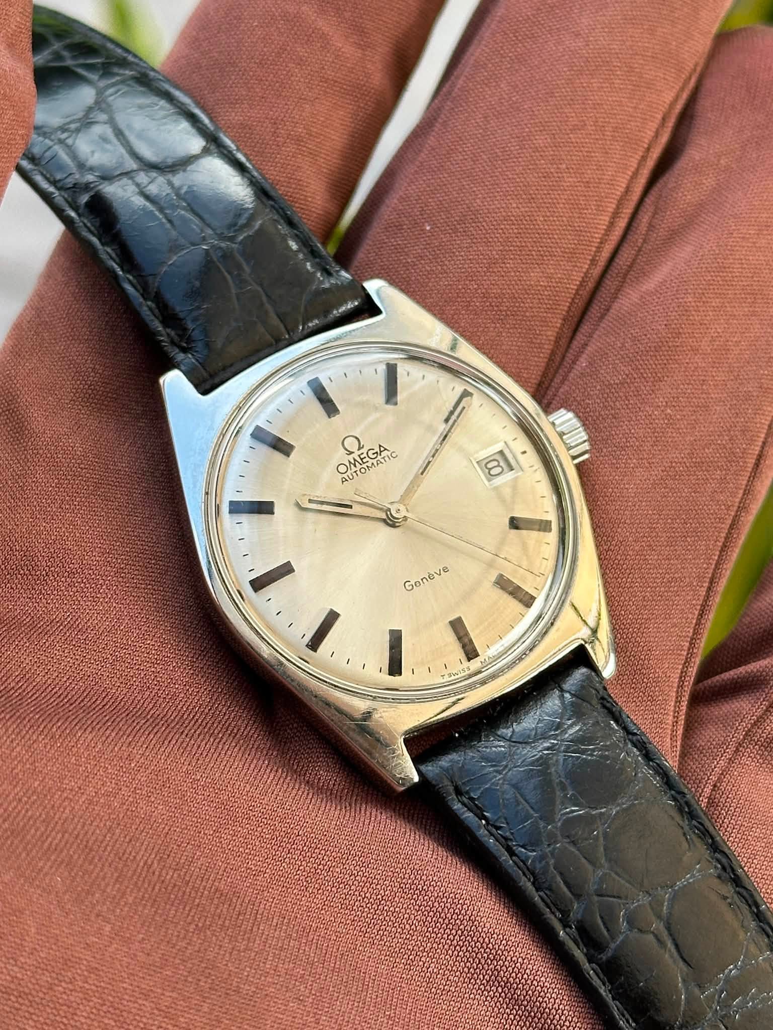 May be an image of wrist watch and text that says 'OMECA OMEGA AUTOMATIC 00 Gonove'