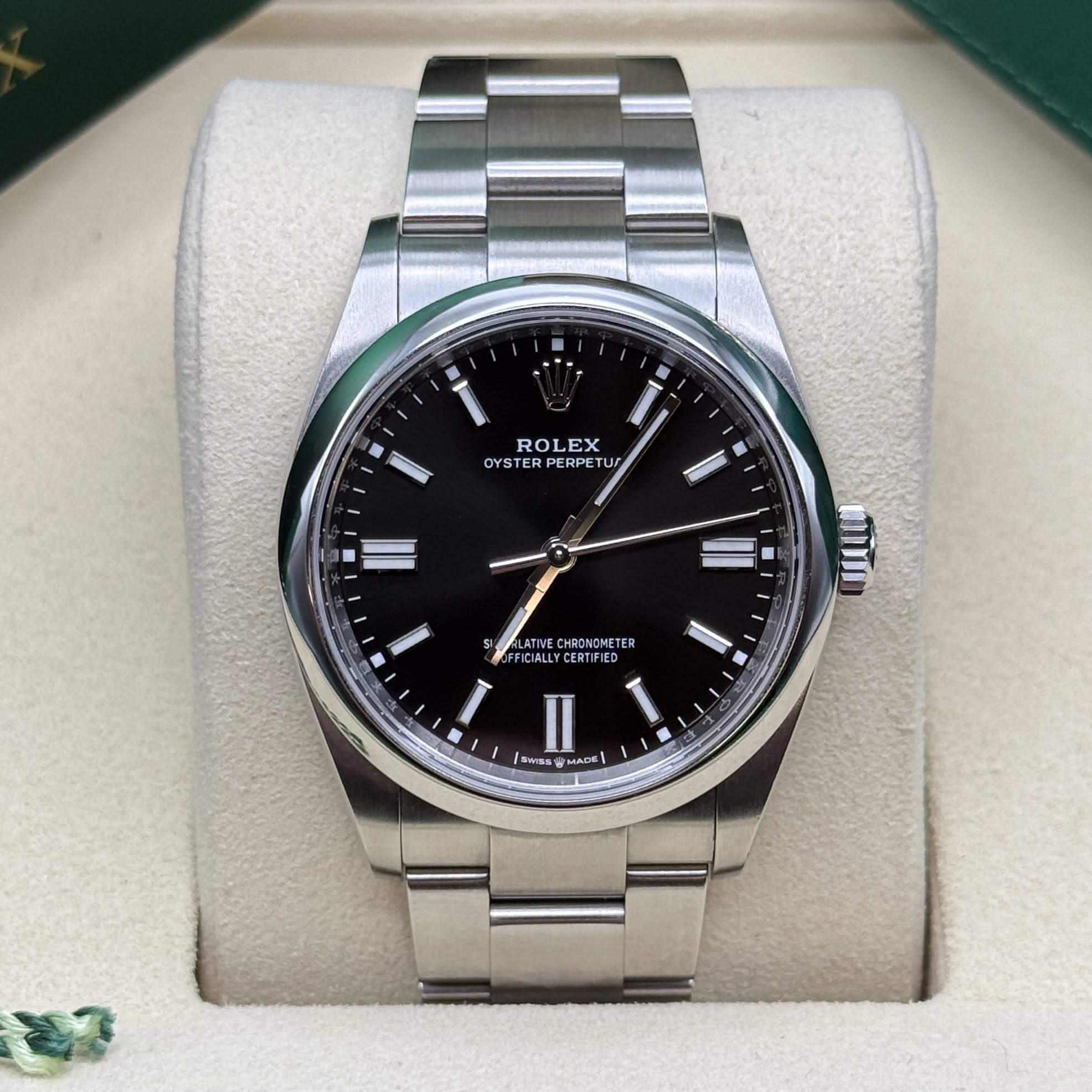 May be an image of wrist watch and text that says 'ROLEX EX OYSTER PERPET TU I Tn LATIVE HRONOMETER IIALL CERTIFI IED I 1 立M温系 産 SOMSE MADE'