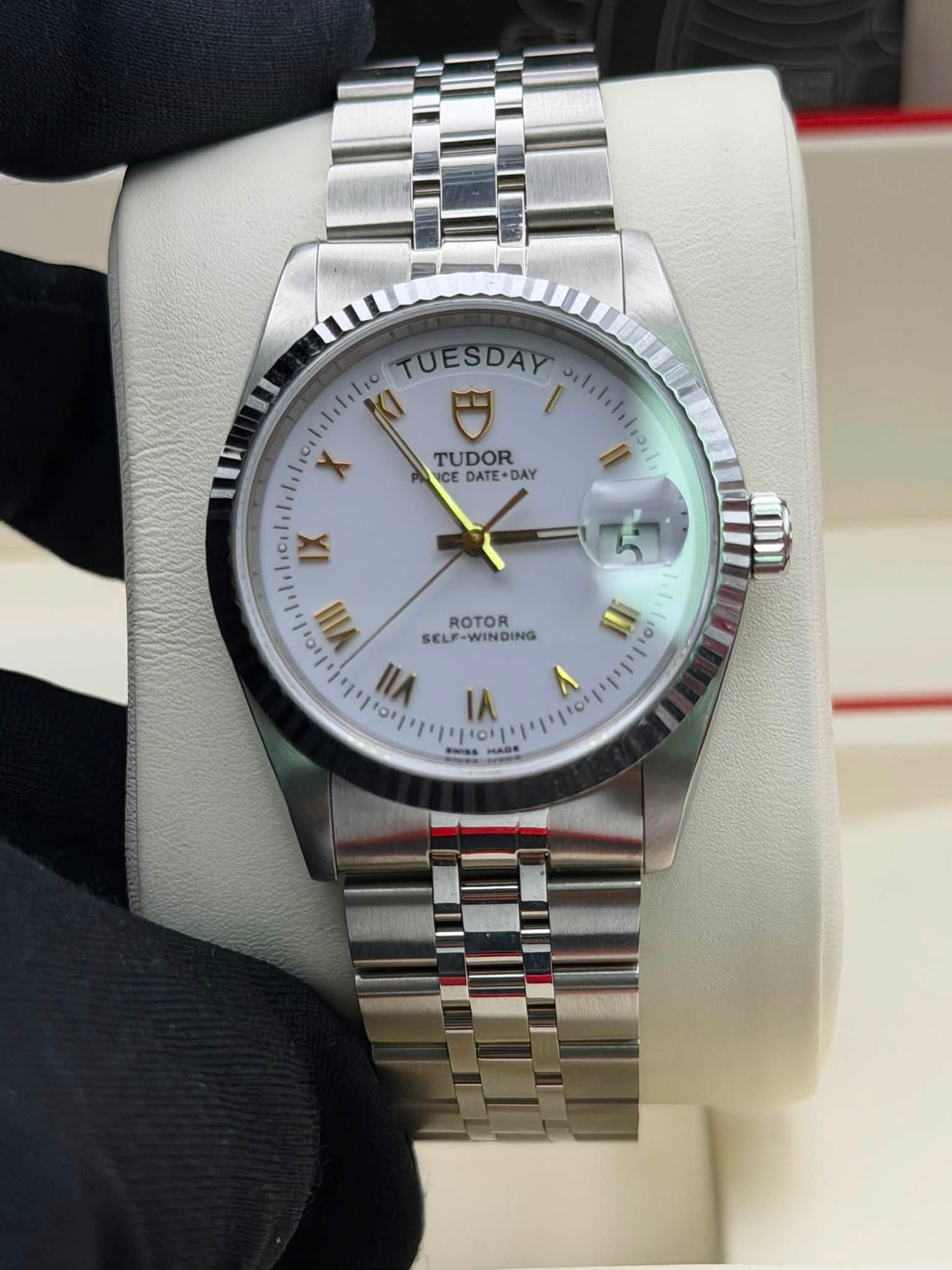 May be an image of wrist watch and text that says 'U X TUESDAY sifititilio, TUDOR ICE DATE DATE+DAY DAY IX বਂ for VIII ROTOR SELF SELF-WINDING SELF-WINDING WINDIN 三 o စ CI و IA…