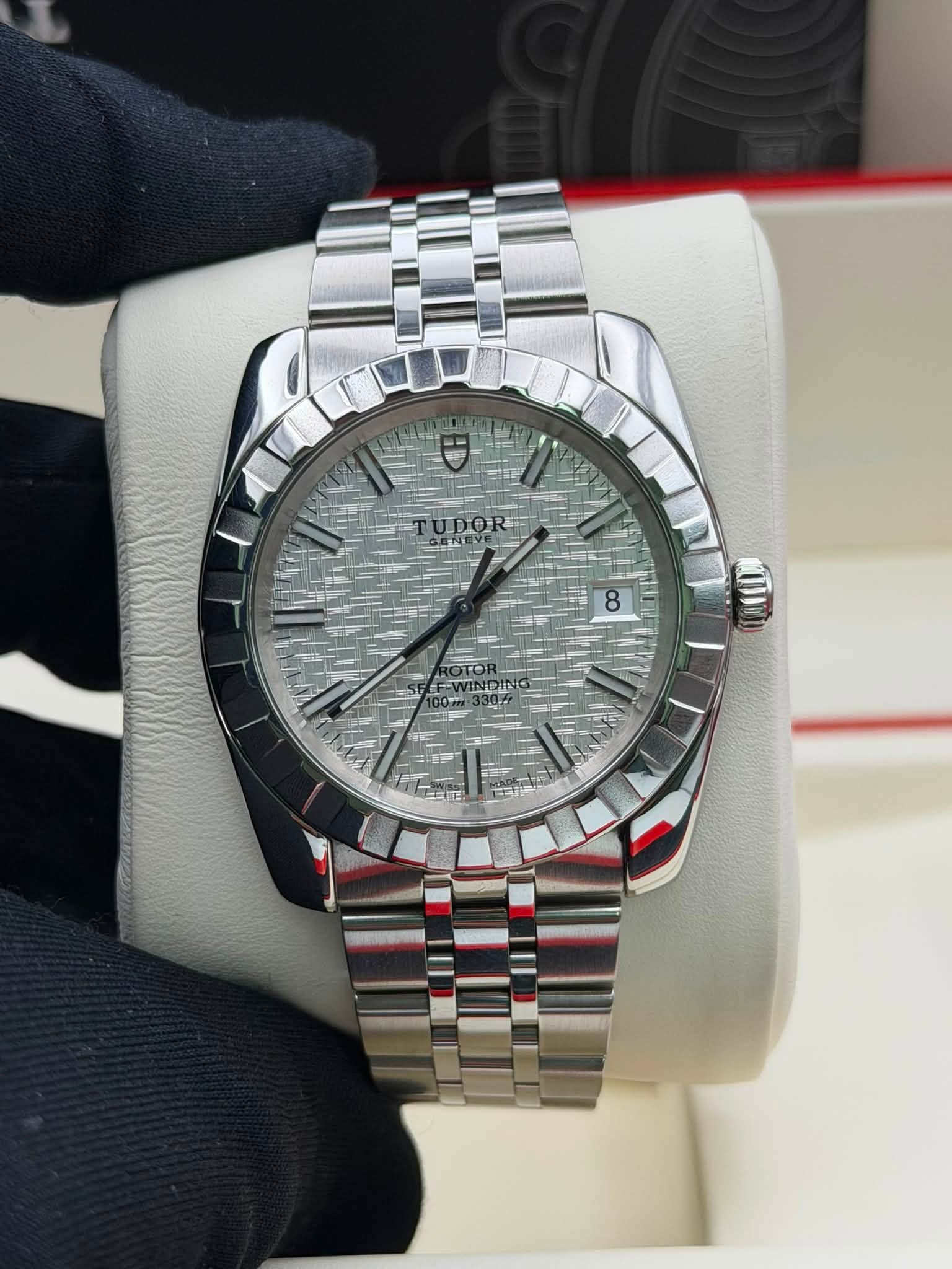 May be an image of wrist watch and text that says 'TUDO 8 OTOF WINDIN 334H7'
